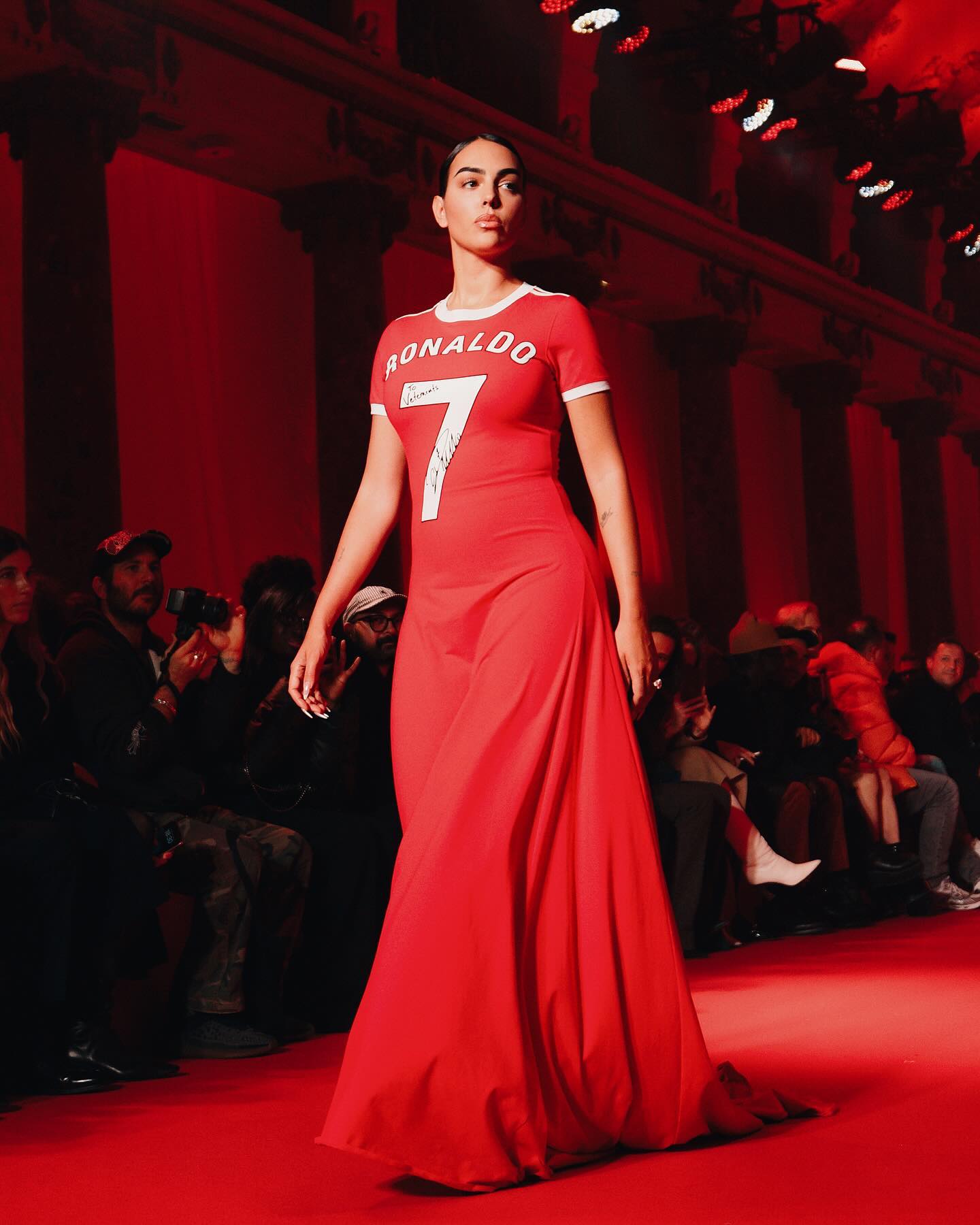 Georgina Rodríguez desfila na Semana da Moda de Paris com vestido dedicado a Ronaldo. Veja as fotos