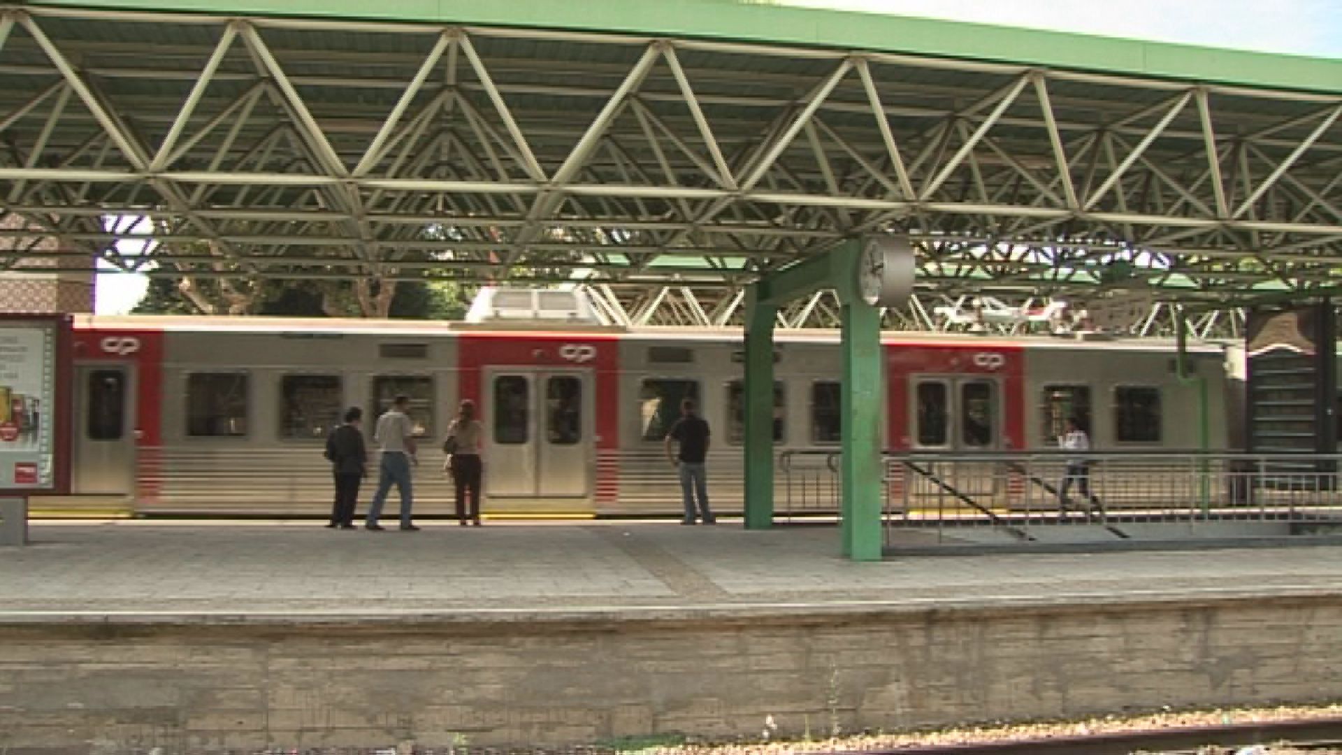 Amadora. Jovem de 16 anos morre esfaqueado após rixa na estação de comboios