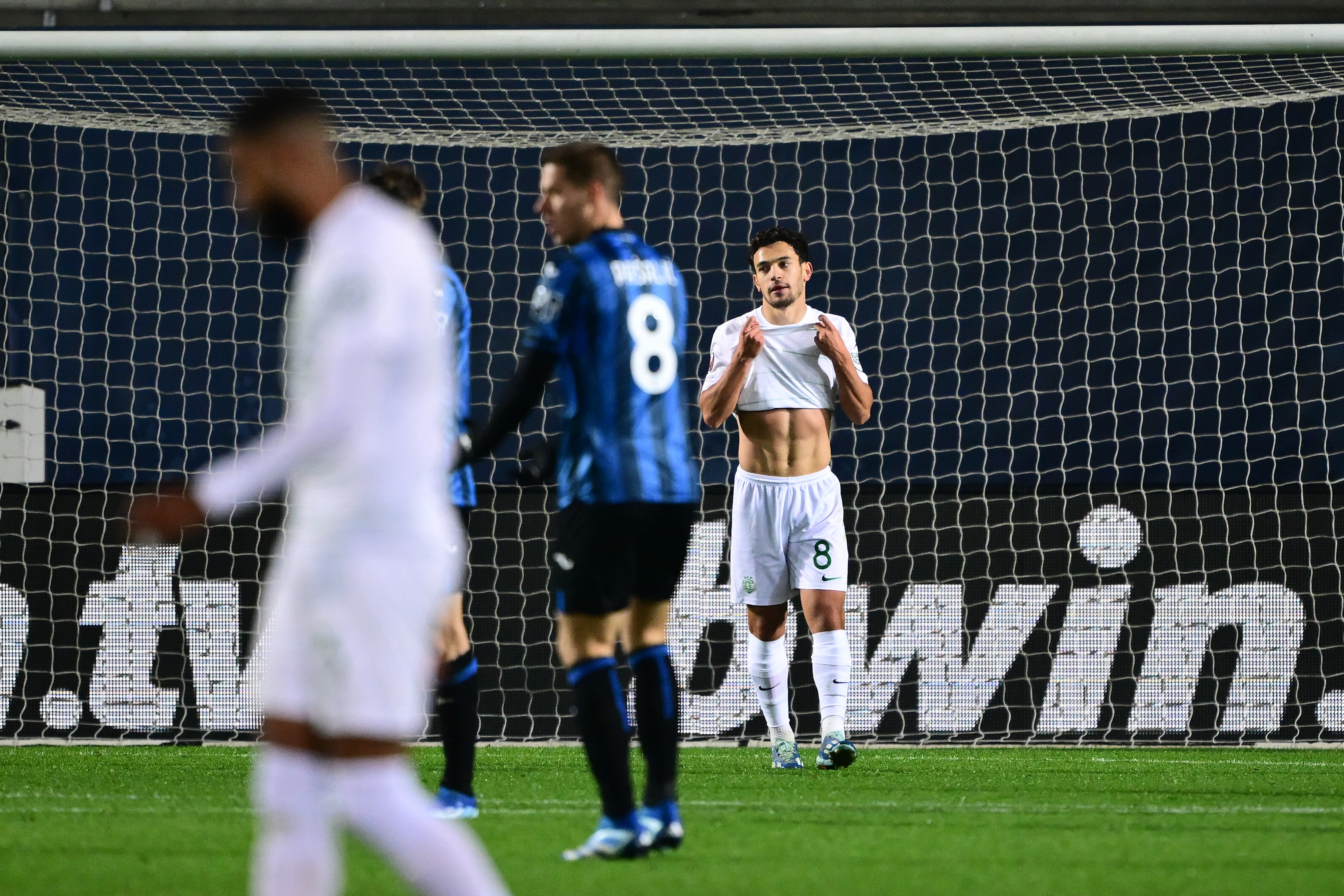 Jogador do Luton colapsa em campo - SIC Notícias