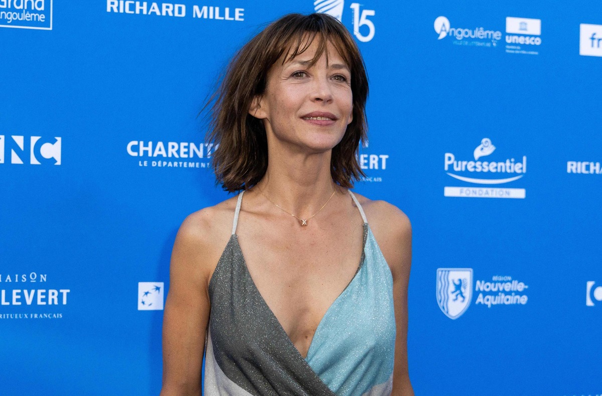 Ex-Bond Girl assume-se como sapiossexual. Entenda o que é esta orientação sexual