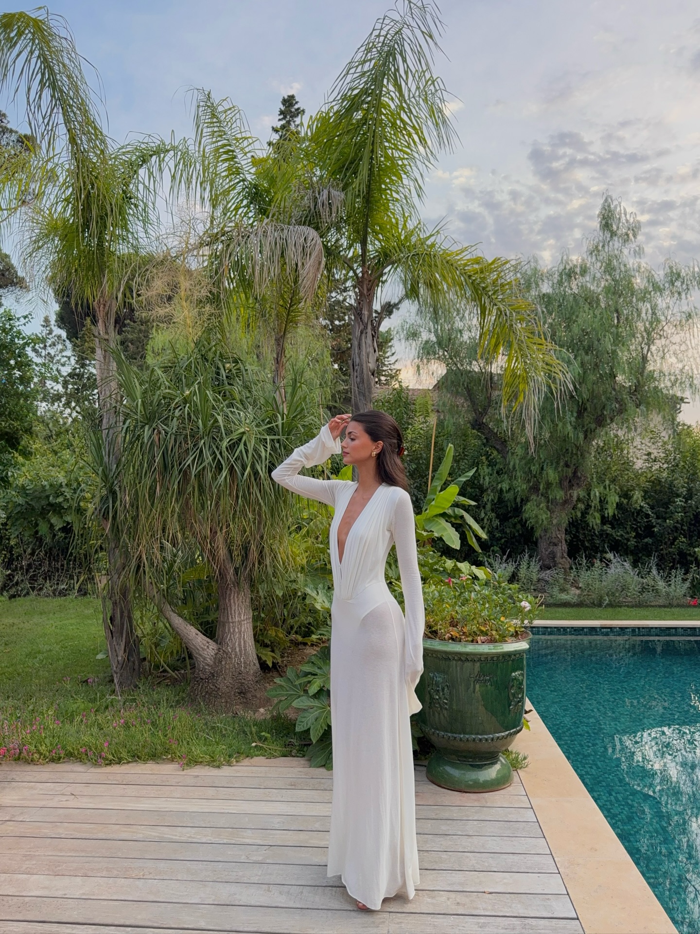 Kika Cerqueira Gomes tem o vestido perfeito (e luxuoso) para prolongar o verão. Saiba de onde é