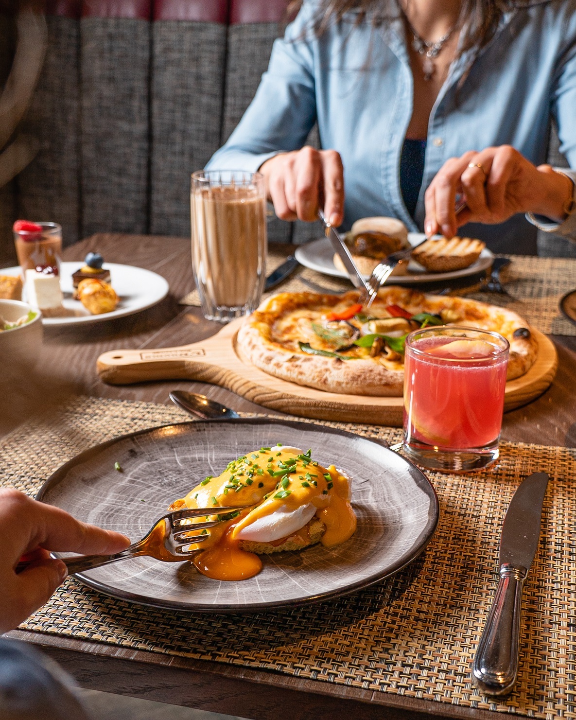 Ovos benedict ou doces variados. O Brunch de domingo do soMos está de volta