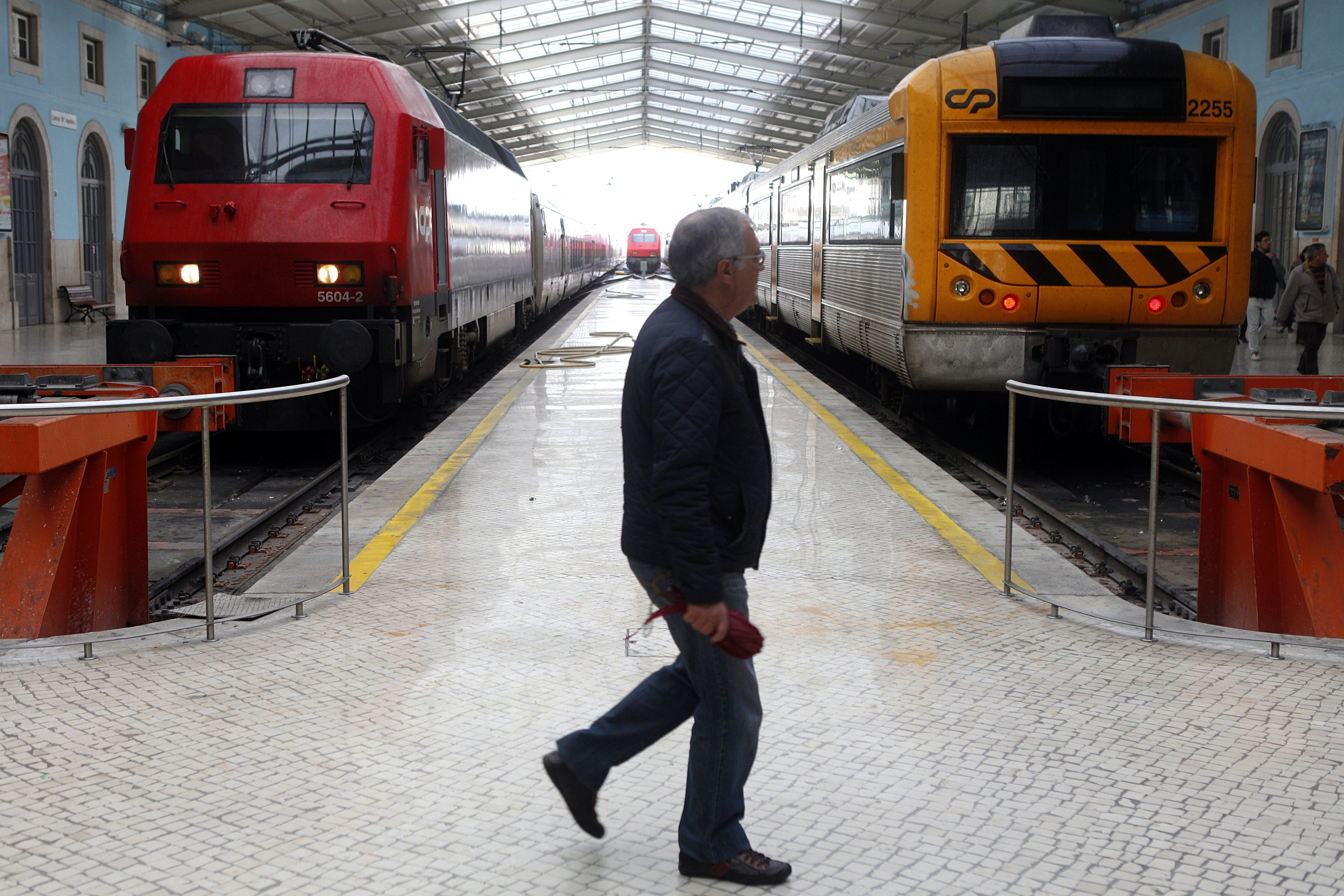 Greve na CP suprime 30 dos 127 comboios programados entre as 00:00 e as 08:00