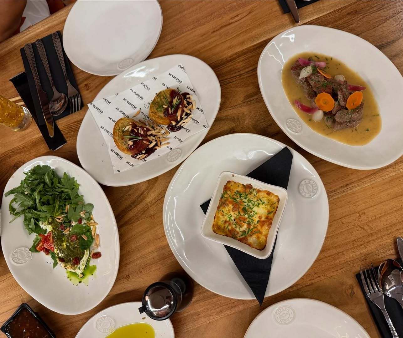 As Vedetas estão rendidas a este novo restaurante. Dos ovos Illuminati ao pão de ló chorão, perceba porquê