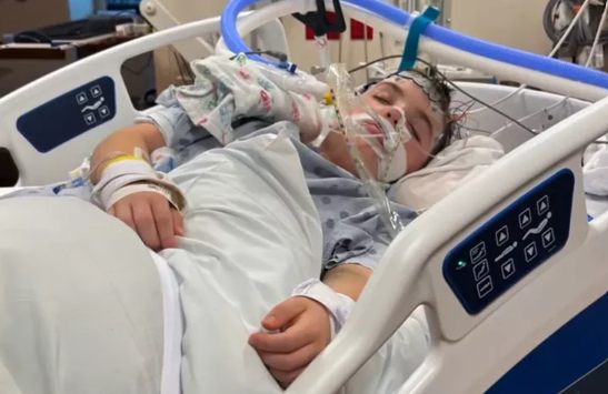 Menino de 11 anos entra em coma induzido após cirurgia às amígdalas. “Vomitou dois litros de sangue”