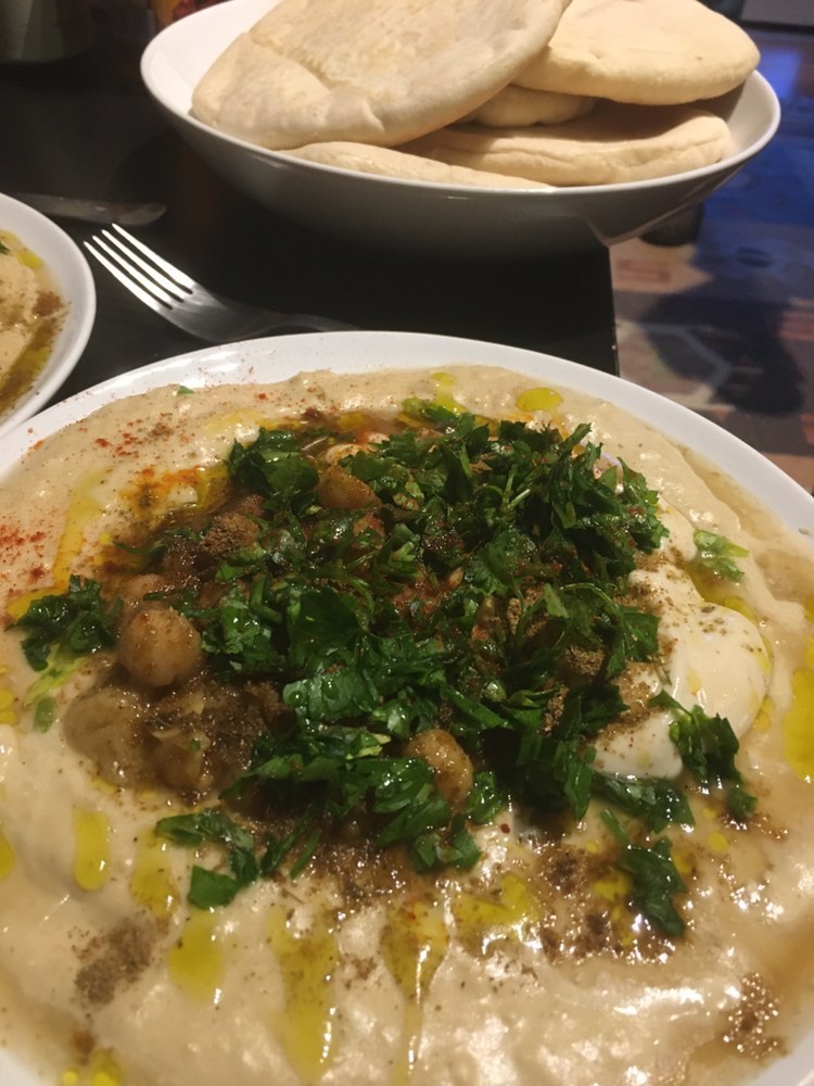Um restaurante para comer em casa. O verdadeiro húmus é o do Eyal, em Lisboa