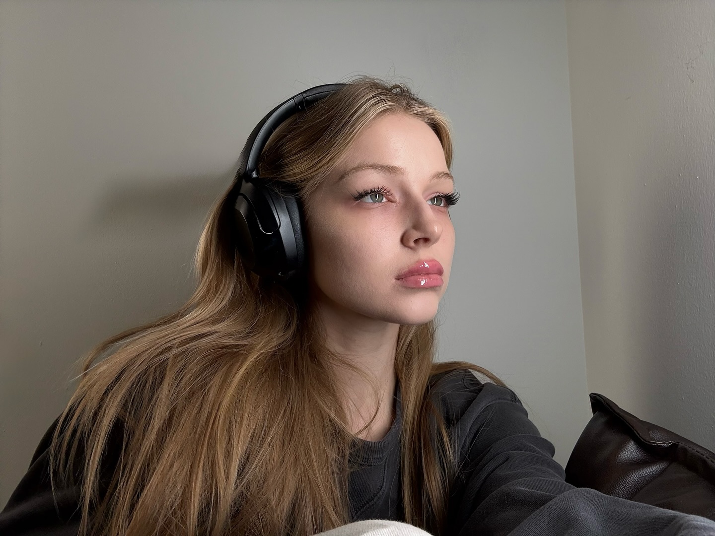 Ter um ar cansado é a tendência de maquilhagem do momento. Aprenda a fazer a famosa Tired Girl Makeup