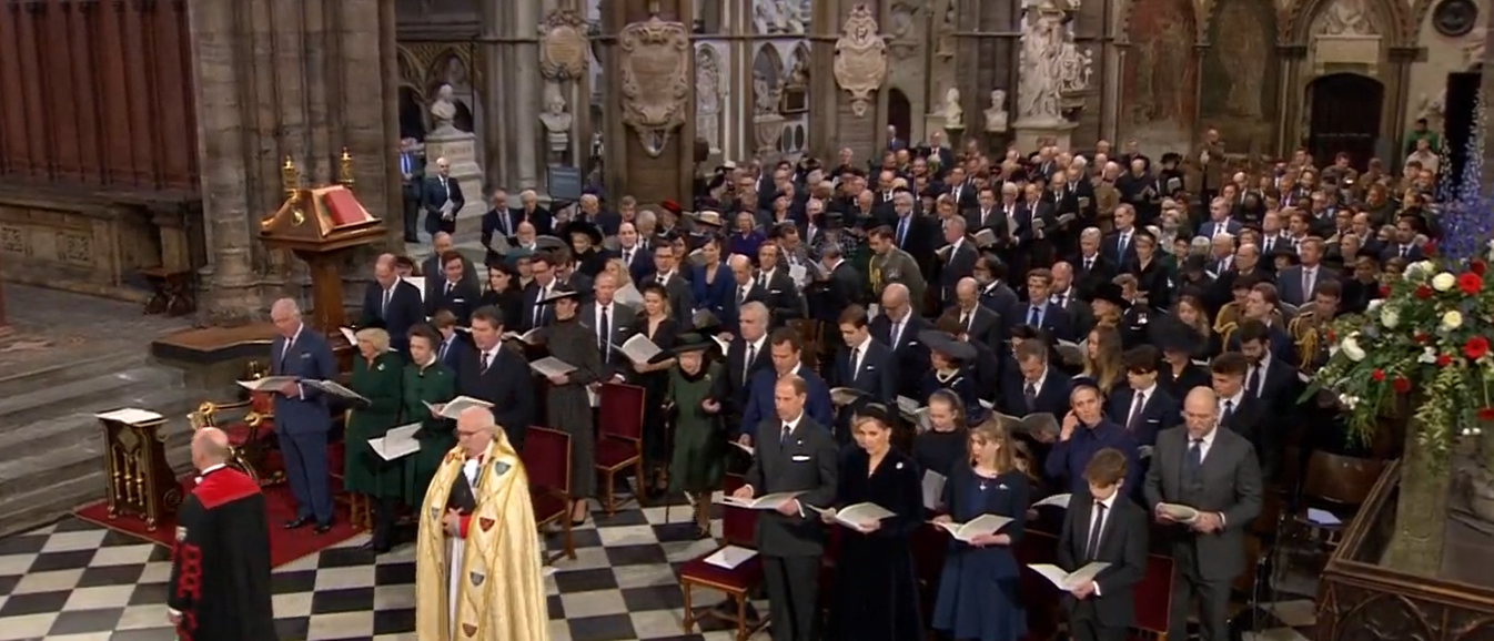 Após cinco meses sem aparecer, rainha Isabel II homenageia marido e não contém as lágrimas