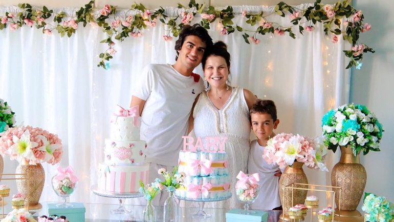 Prestes a ser mãe, Kátia Aveiro organiza baby shower