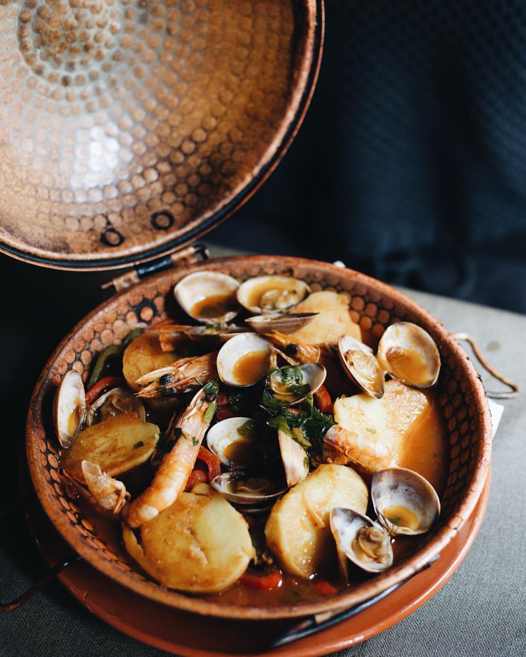 Aprenda a fazer uma cataplana divinal como as que só se comem no Algarve. Um chef ensina