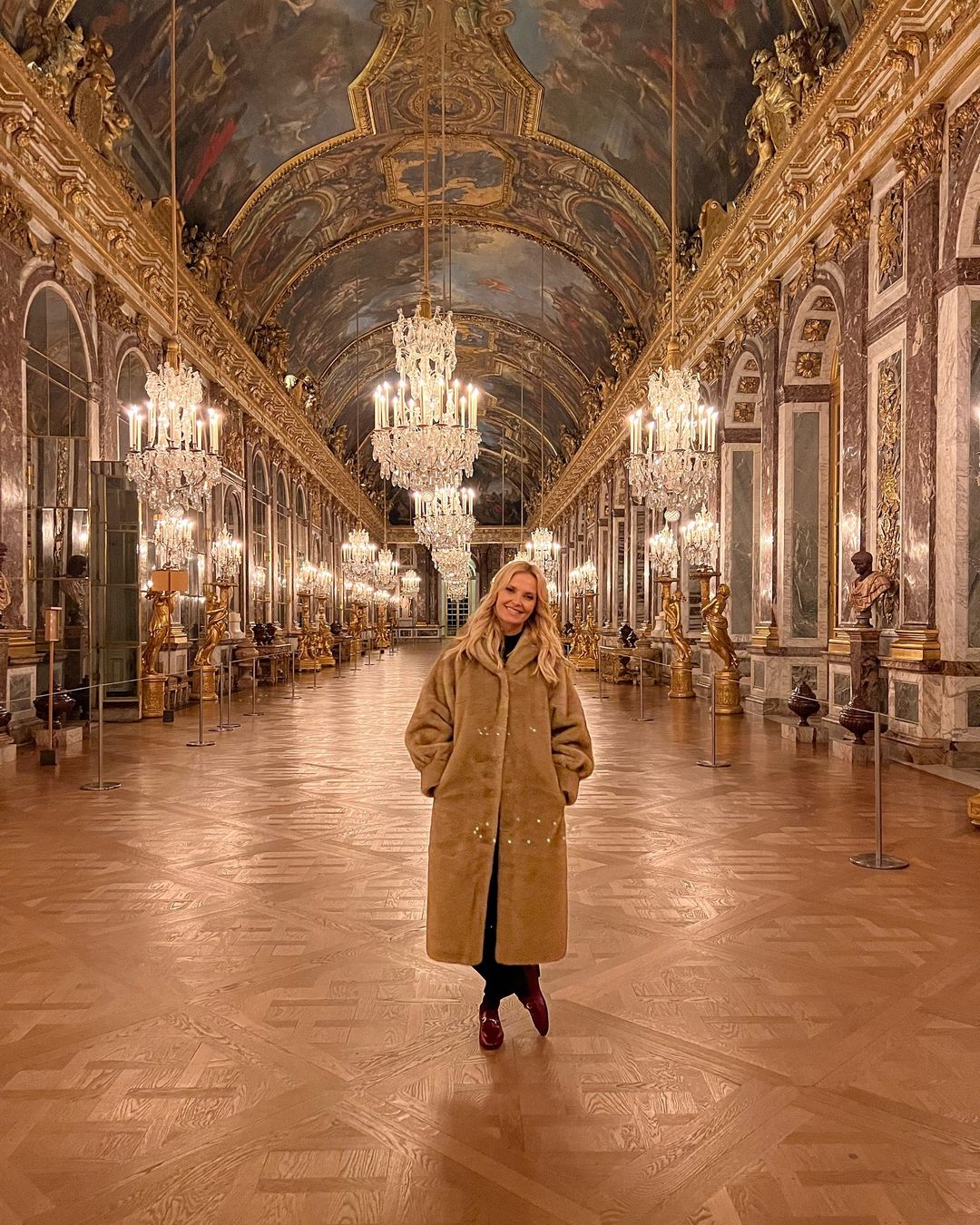 Cristina Ferreira ruma até Versalhes na “viagem das avós”. Está numa suite que custa mais de 8 mil euros por noite