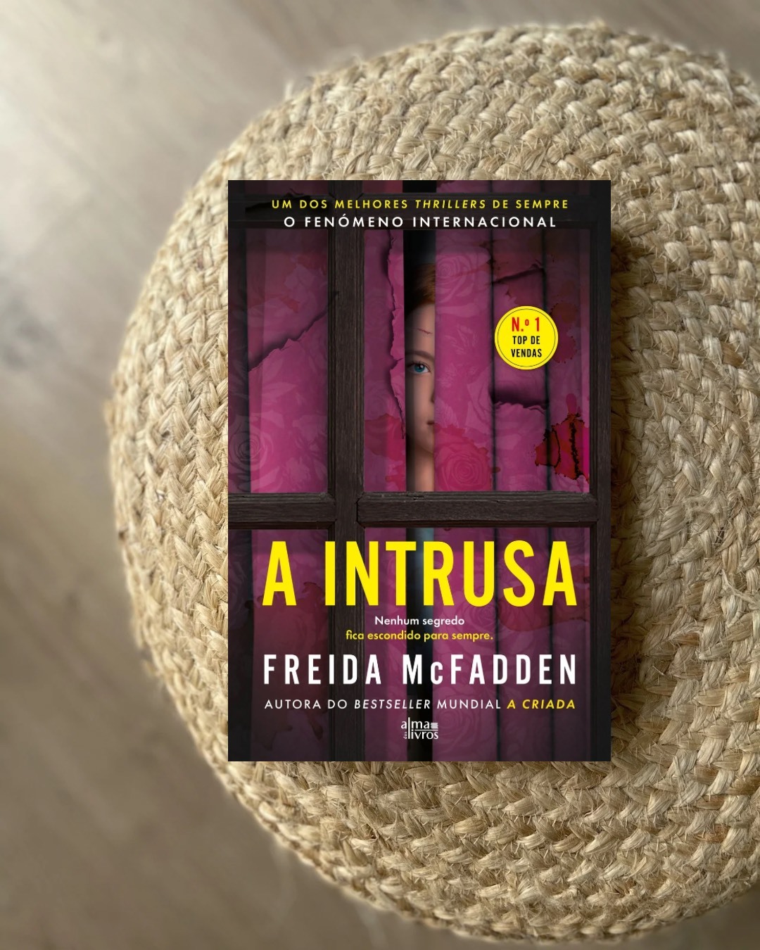 Freida McFadden está de regresso com “A Intrusa”. Saiba tudo sobre o thriller onde nem tudo é o que parece