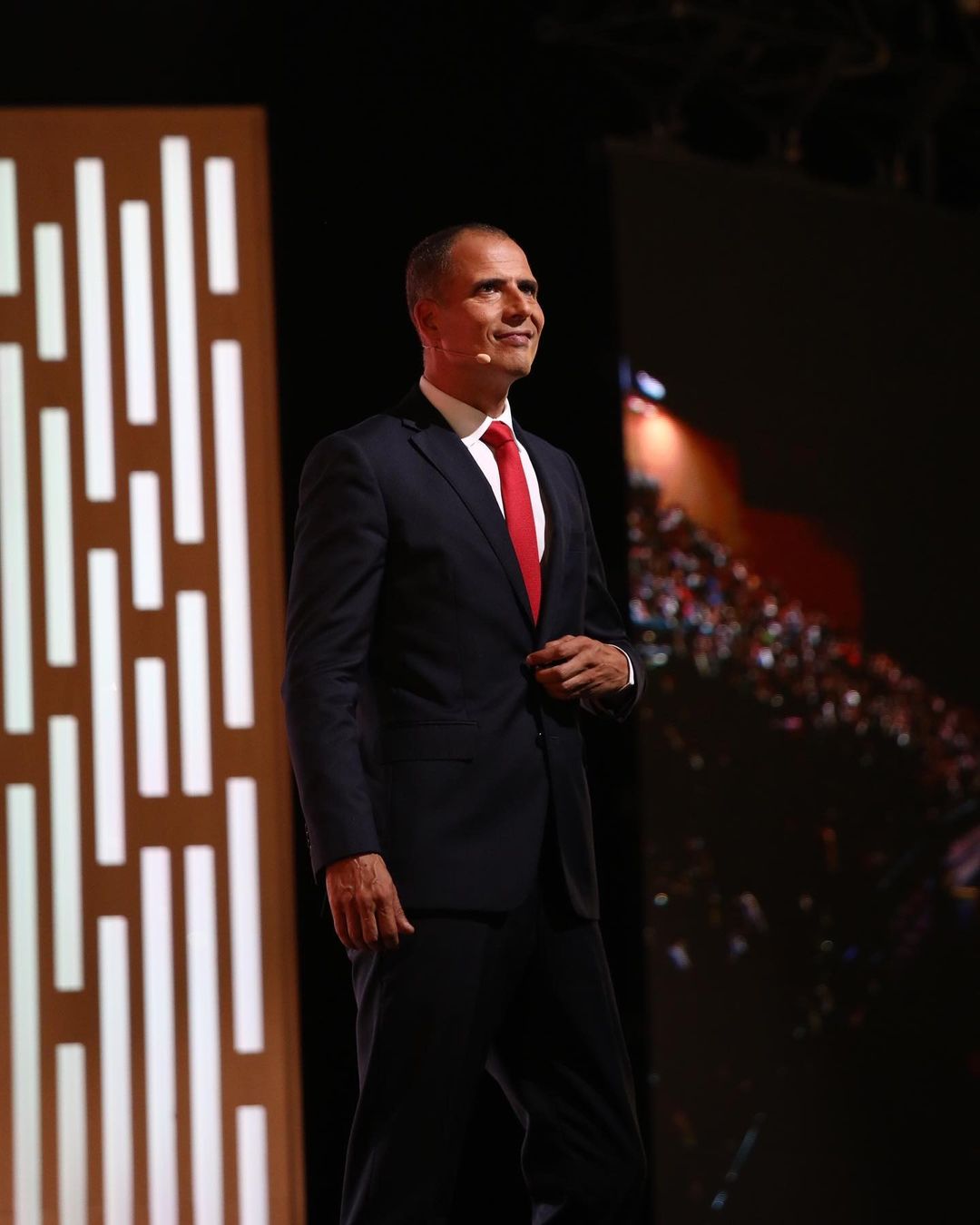 Já ouvimos “aquele que é” o novo podcast de Ricardo Araújo Pereira. Se está à espera de rir, espere sentado