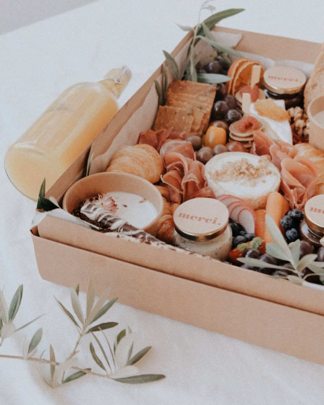 Merci. Estas caixas batem-lhe à porta de casa com brunches e aperitivos