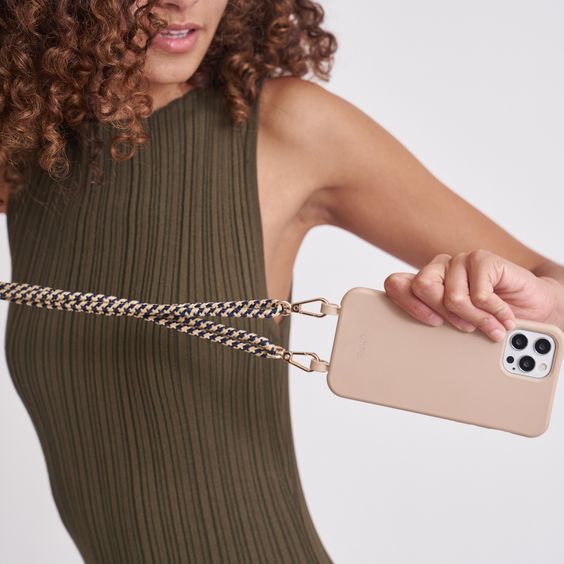 Os festivais estão aí. 10 capas de tiracolo (desde 6,59€) para não perder o telemóvel na confusão