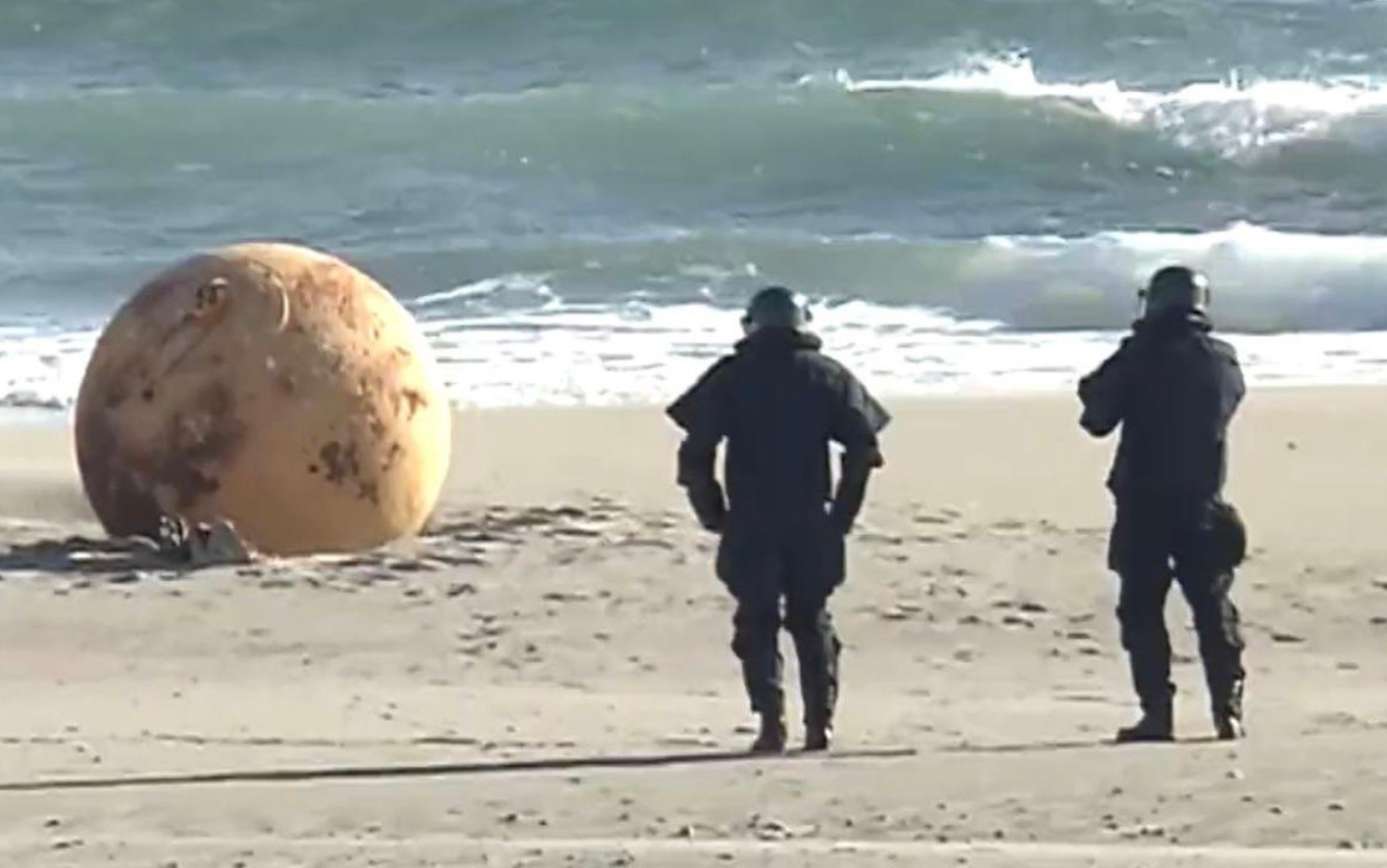 Misteriosa bola de metal gigante surge à beira mar numa praia do Japão