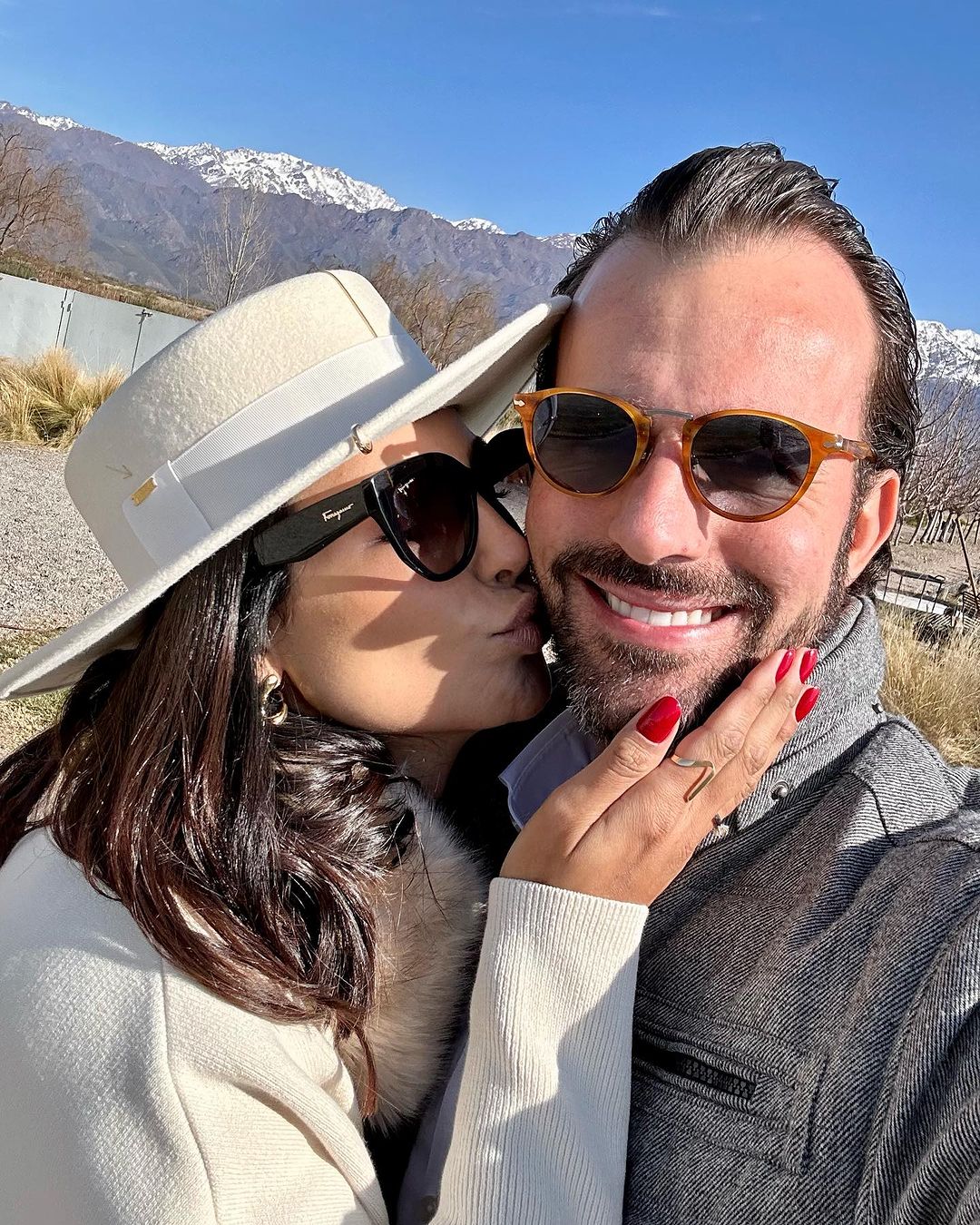 “Puta, piranha e vagabunda”. Influenciadora põe fim a casamento violento com deputado conservador