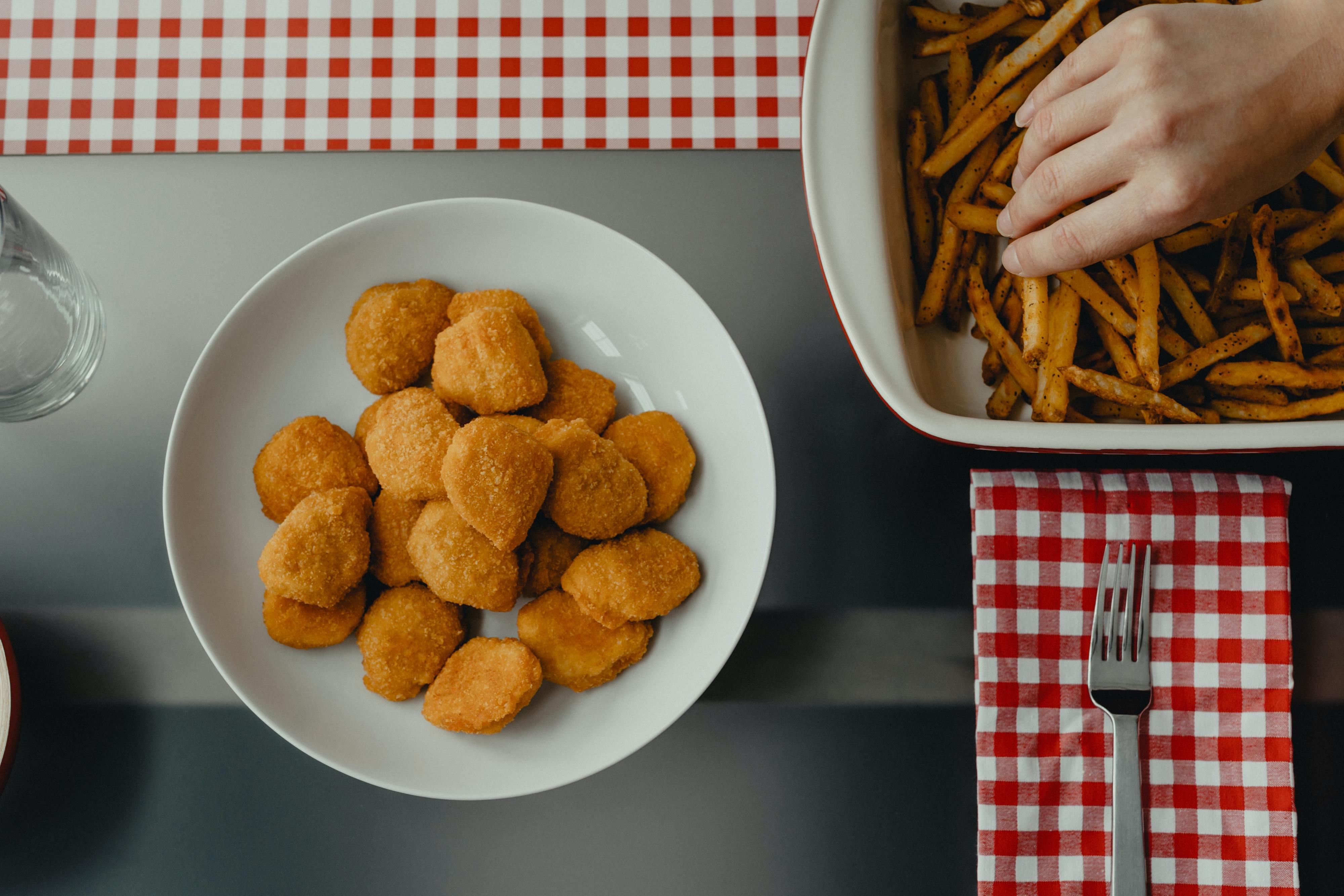 Criança de 11 anos que só comia nuggets supera fobia e come novos alimentos