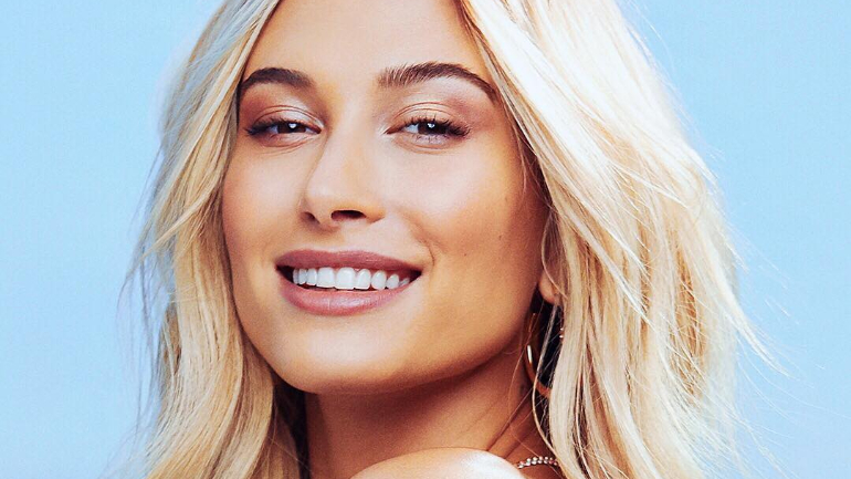 Conheça o caricato truque de Hailey Baldwin para ajudar no combate às borbulhas