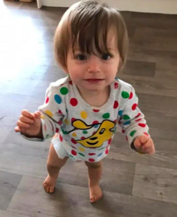 Menino de 2 anos morre à fome e sede junto ao cadáver do pai. Homem teve ataque cardíaco