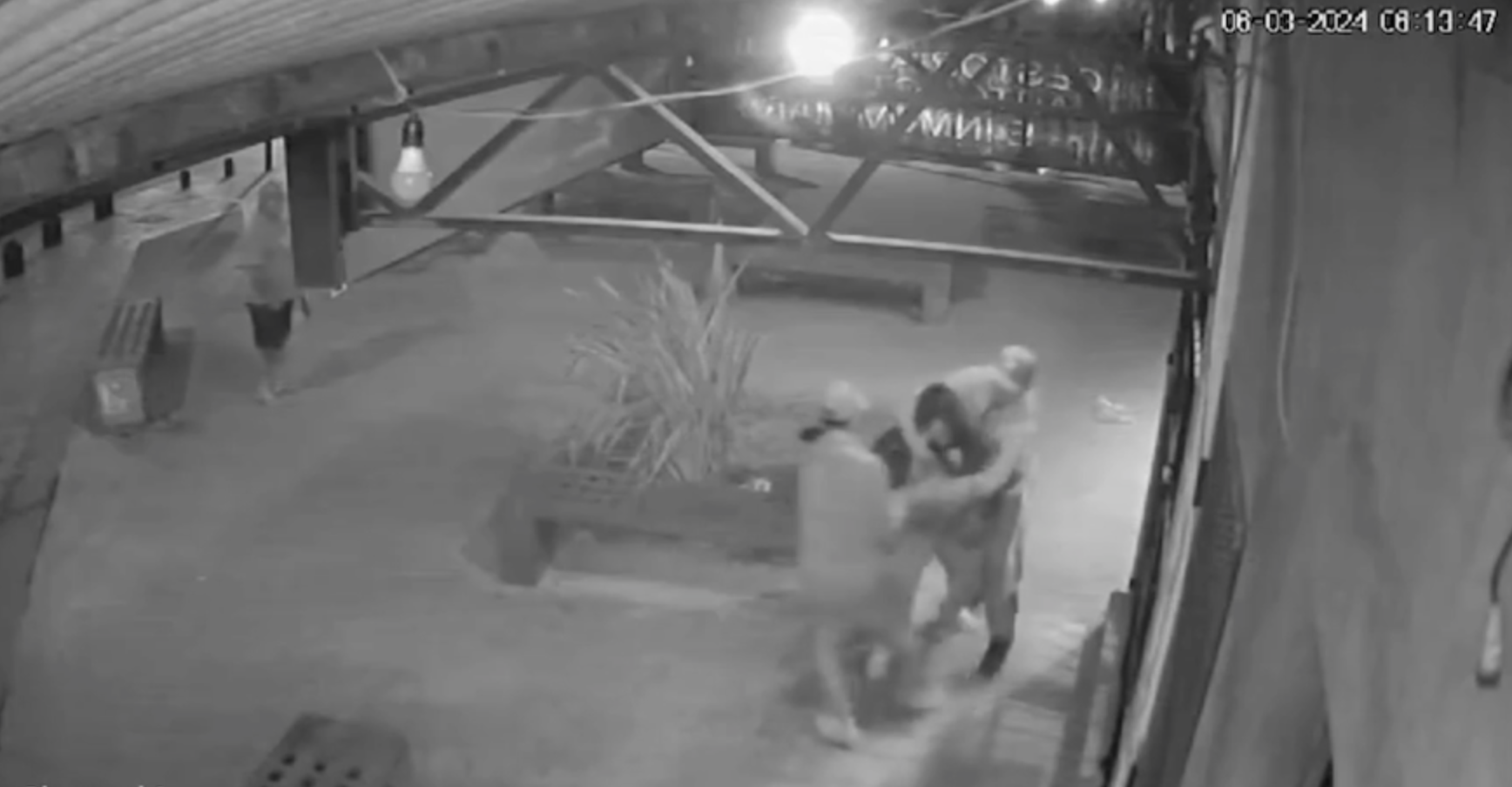 Agente da polícia assaltada por dois homens persegue-os com uma arma e mata um (VÍDEO)