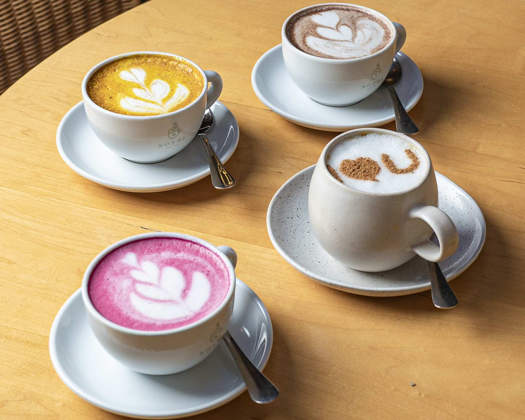 Precisamos deste latte cor de rosa na nossa vida. Saiba onde o pode provar