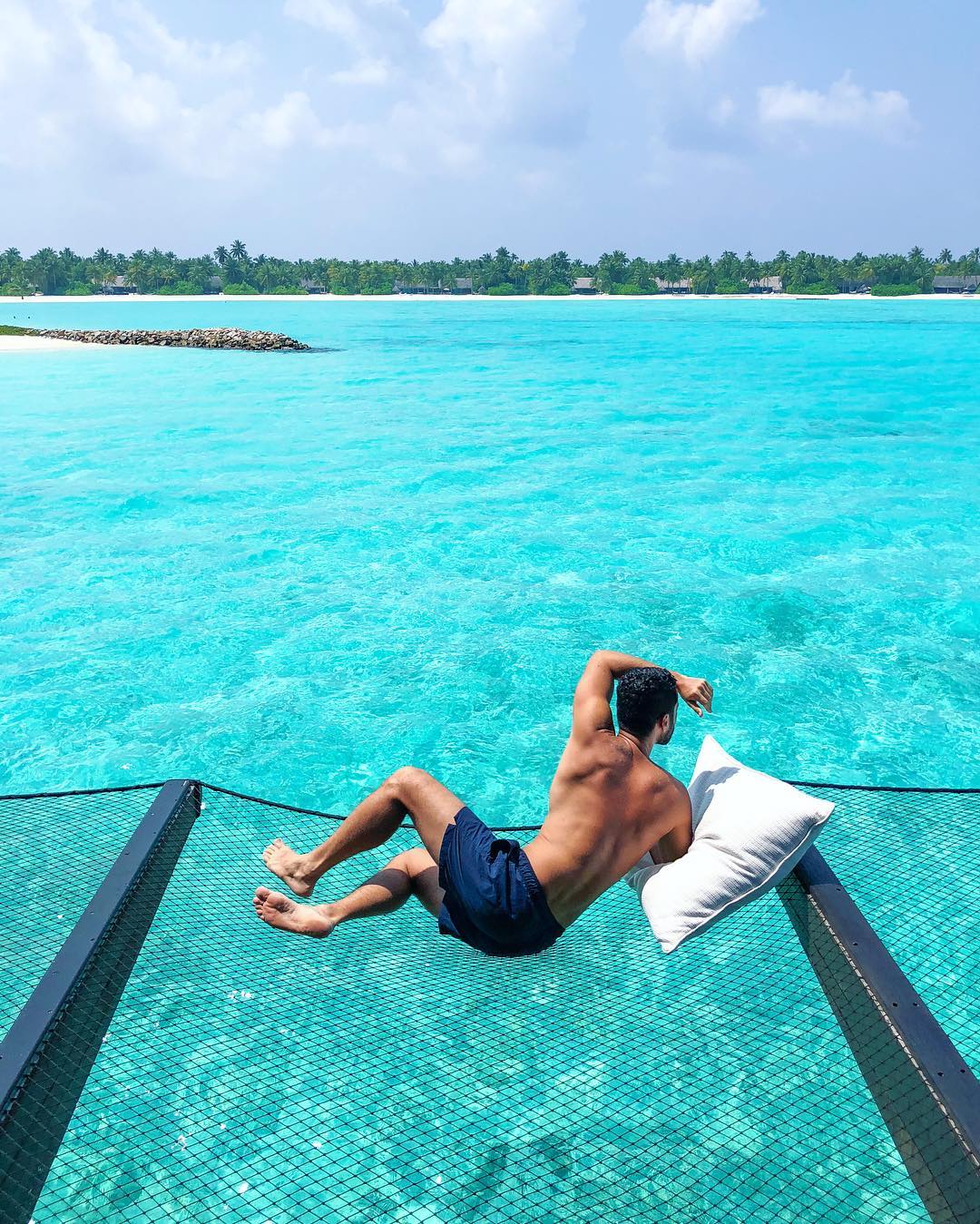 O brasileiro que vive a fotografar-se e a filmar hotéis de luxo para o Instagram