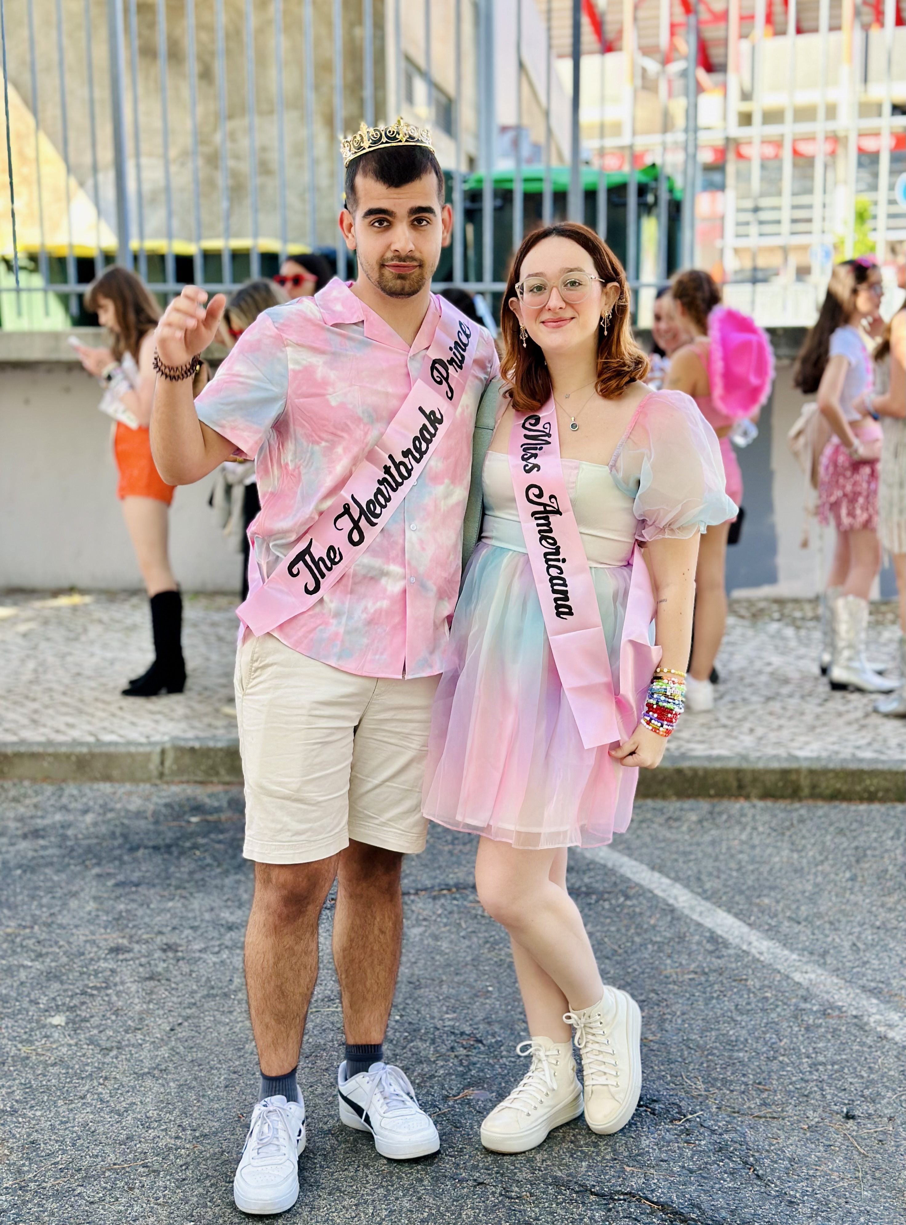 Glitter, rosa e pulseiras da amizade. Veja os looks dos fãs para o primeiro concerto de Taylor Swift