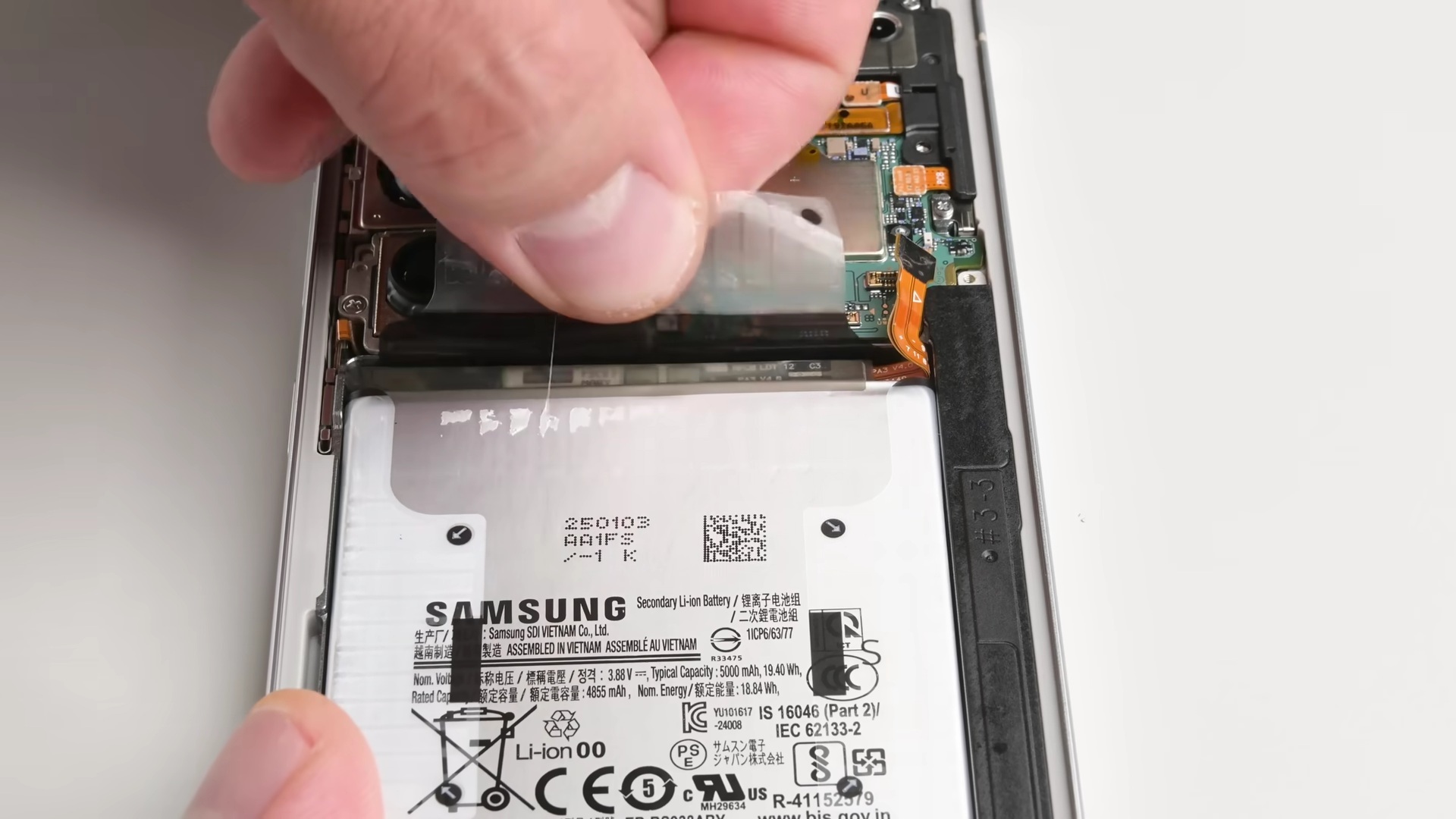 Samsung Galaxy S25 Ultra surpreende na reparação com bateria e câmaras fáceis de substituir