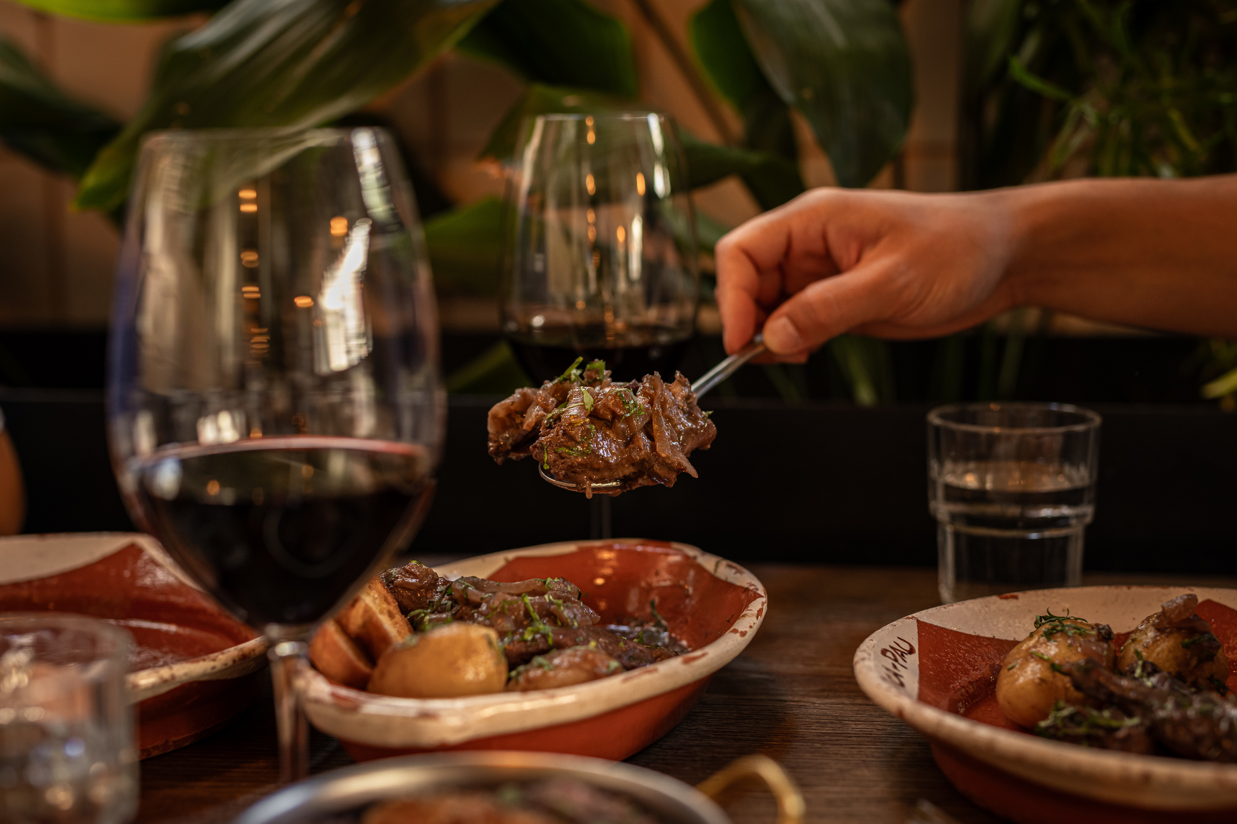 Do cabrito assado a lenha ao arroz de forno. 5 restaurantes com pratos para aquecer os dias frios