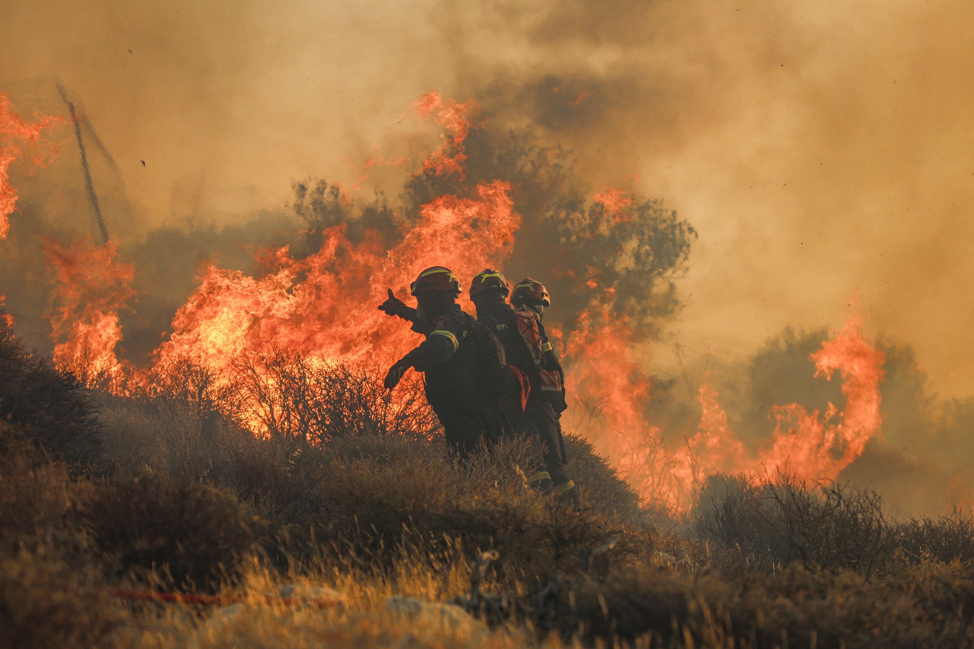 Fire in Spain near the border with Portugal forces the evacuation of 800 people