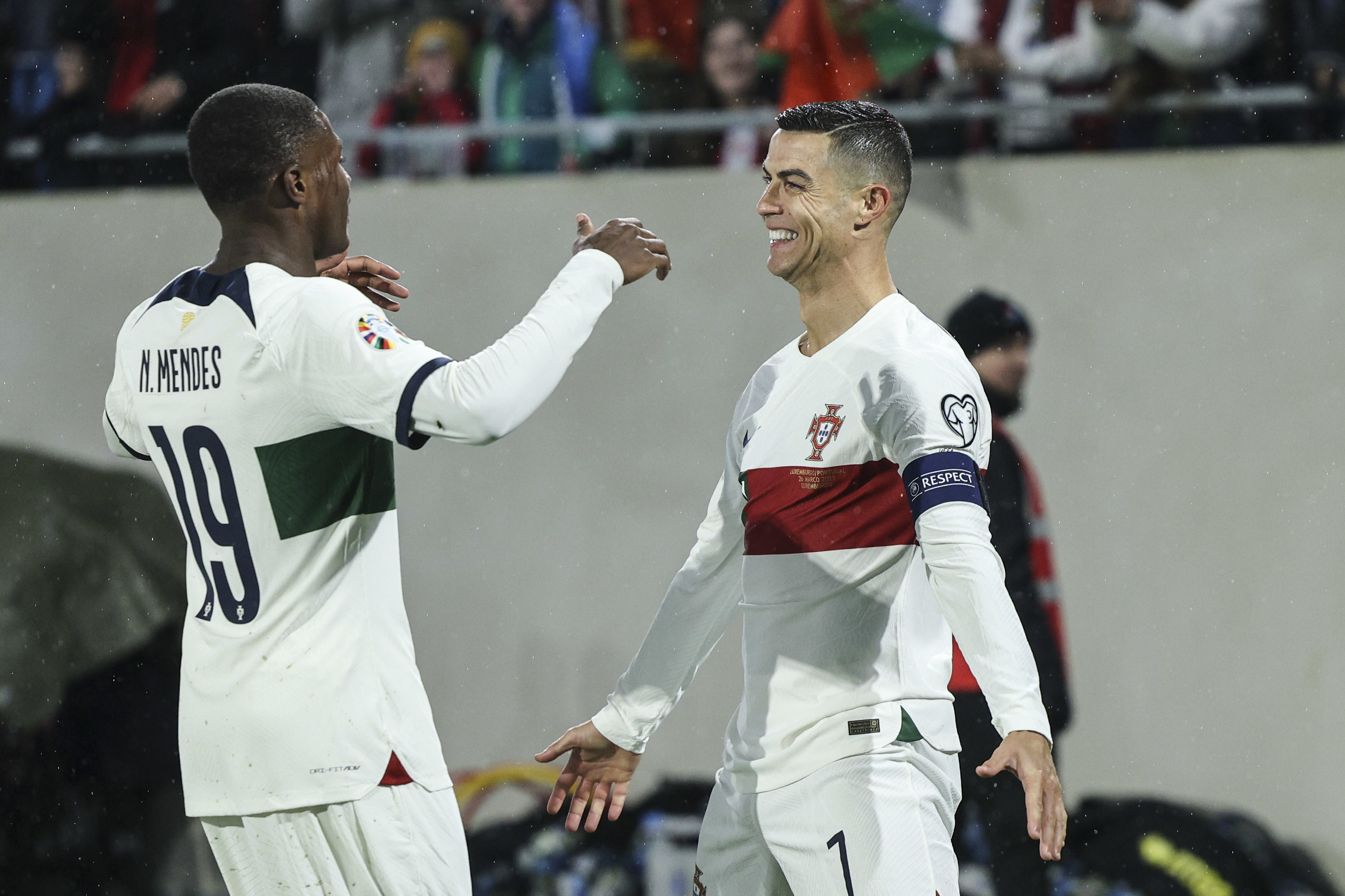 Reações dos jogadores de Portugal: Cancelo deu chapada de luva branca  Otávio feliz por João Neves que cumpriu sonho - EURO Qualificação - SAPO  Desporto
