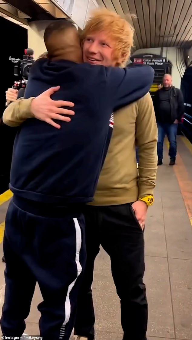 Ed Sheeran surpreende cantor de rua no metro quando ele estava a cantar uma música sua. Veja o vídeo