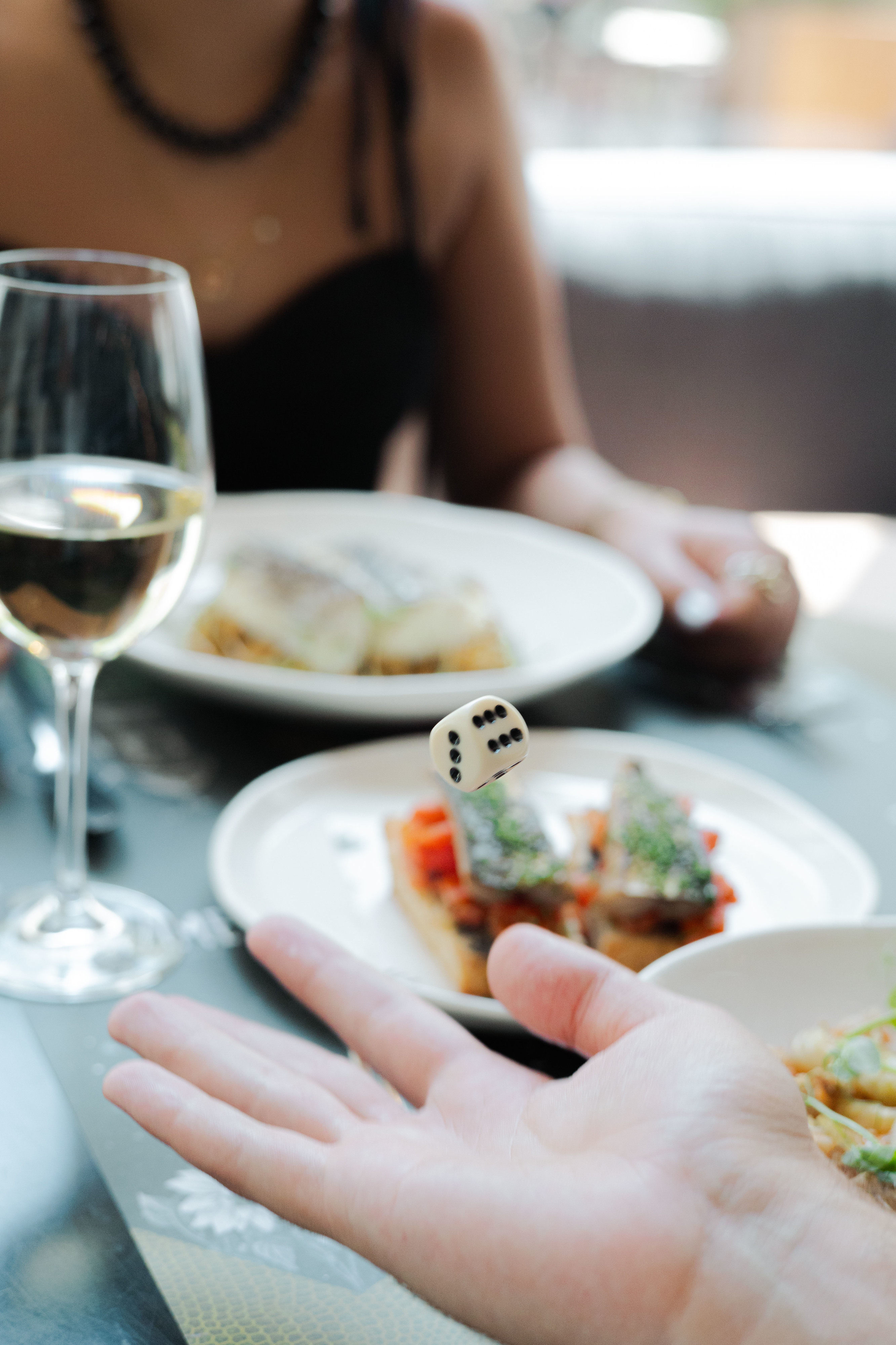 Neste restaurante, quem não arrisca não petisca. Gire os dados e ganhe uma refeição grátis