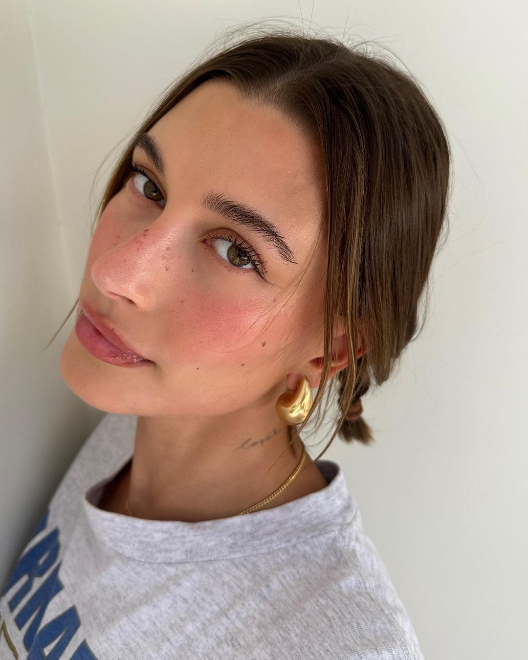 Esta maquilhagem de Hailey Bieber deixa o rosto rosado e é viral no Tiktok. Aprenda a fazer a Strawberry Makeup