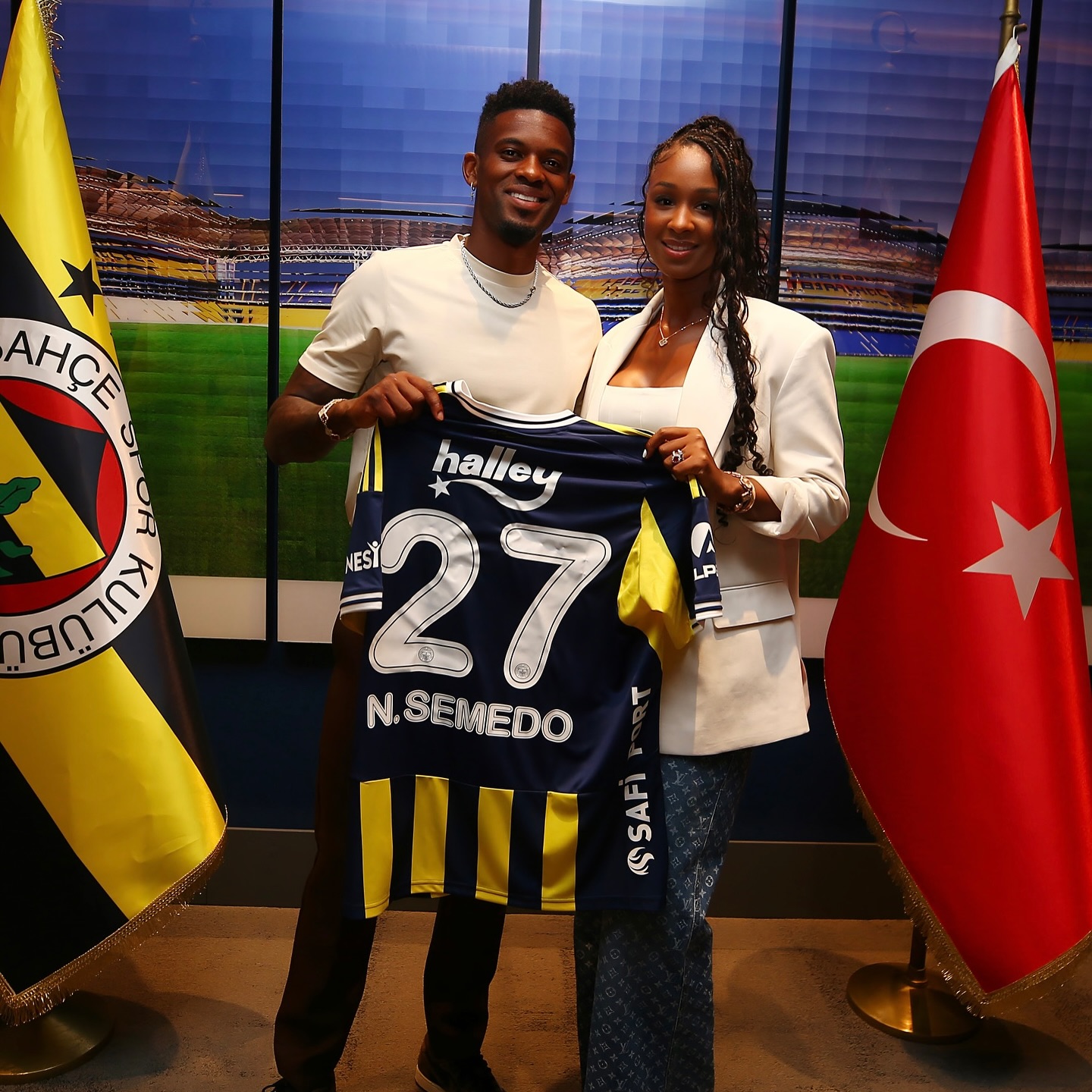 Mulher de Nélson Semedo sofreu um acidente de carro na Turquia. Saiba o que aconteceu