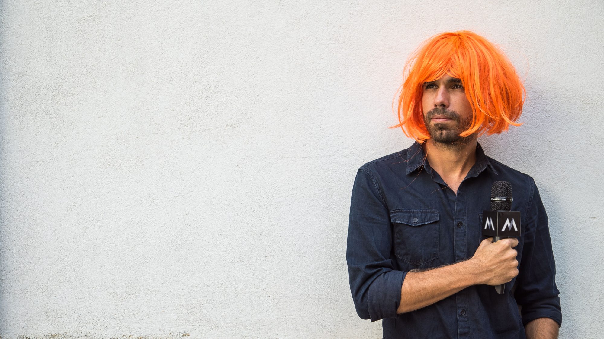 E se de repente alguém com uma peruca ridícula dissesse mal do seu cabelo? Fizemos o teste