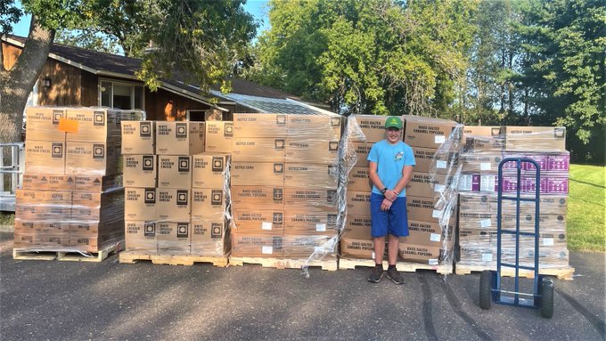 Este jovem de 12 anos juntou 11 mil dólares a vender pipocas para comprar presentes a crianças carenciadas no Natal