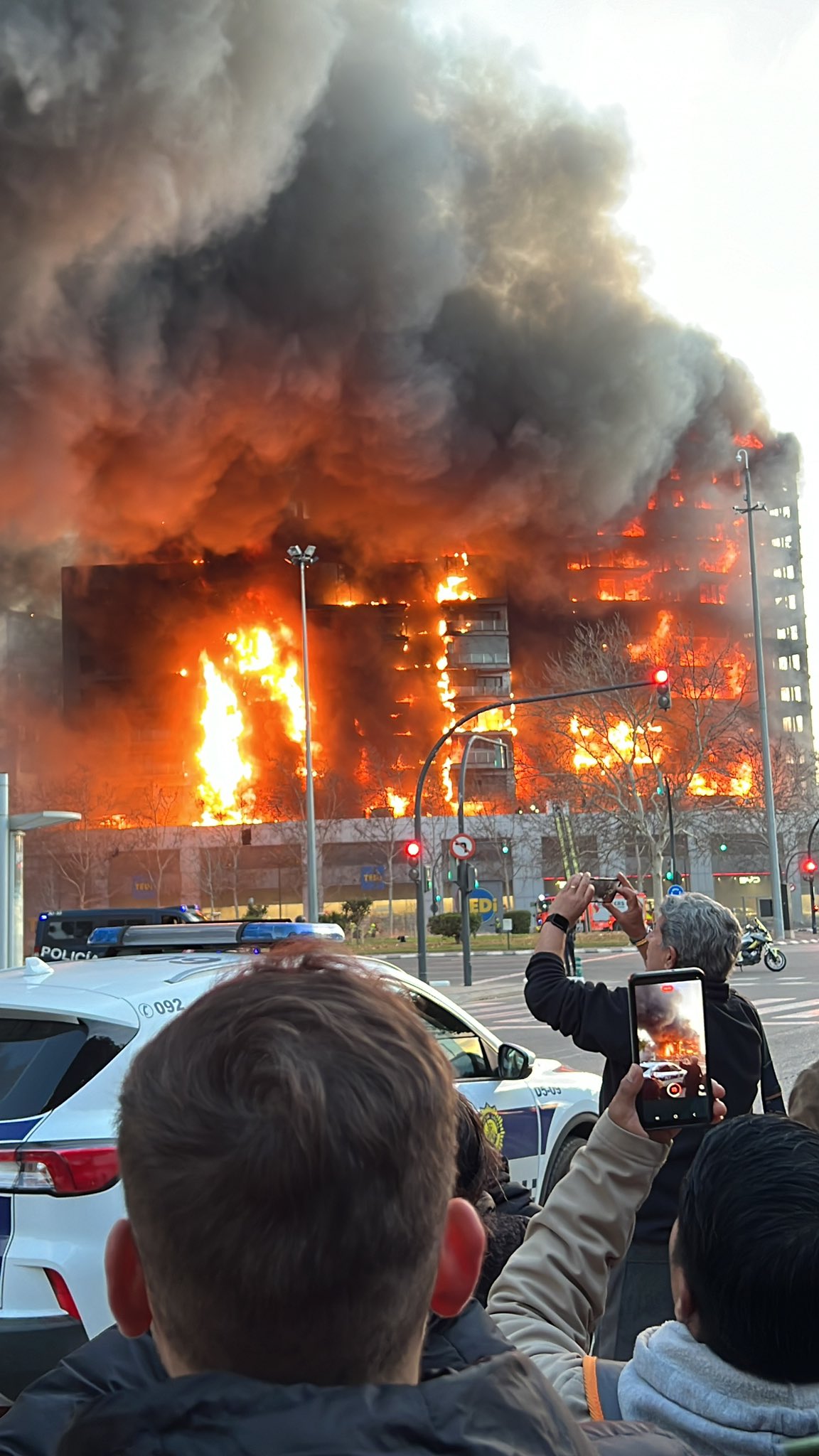 Criança e recém-nascido desaparecidos, mortos e feridos. Saiba tudo sobre o incêndio em Valência