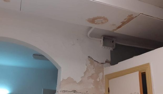 Neste hospital não há água quente para dar banho aos doentes terminais e o teto ameaça ruir. “Um dia vai acontecer uma desgraça”