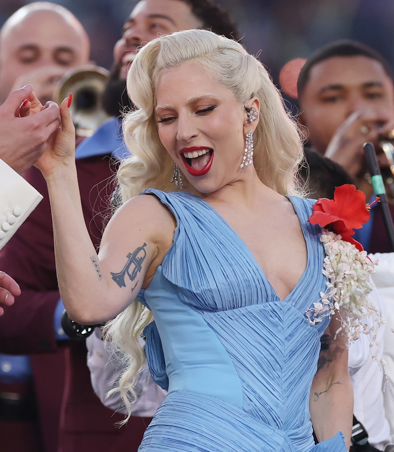 Lady Gaga estava deslumbrante na Super Bowl. Saiba tudo sobre as peças (e veja 2 alternativas luxuosas)