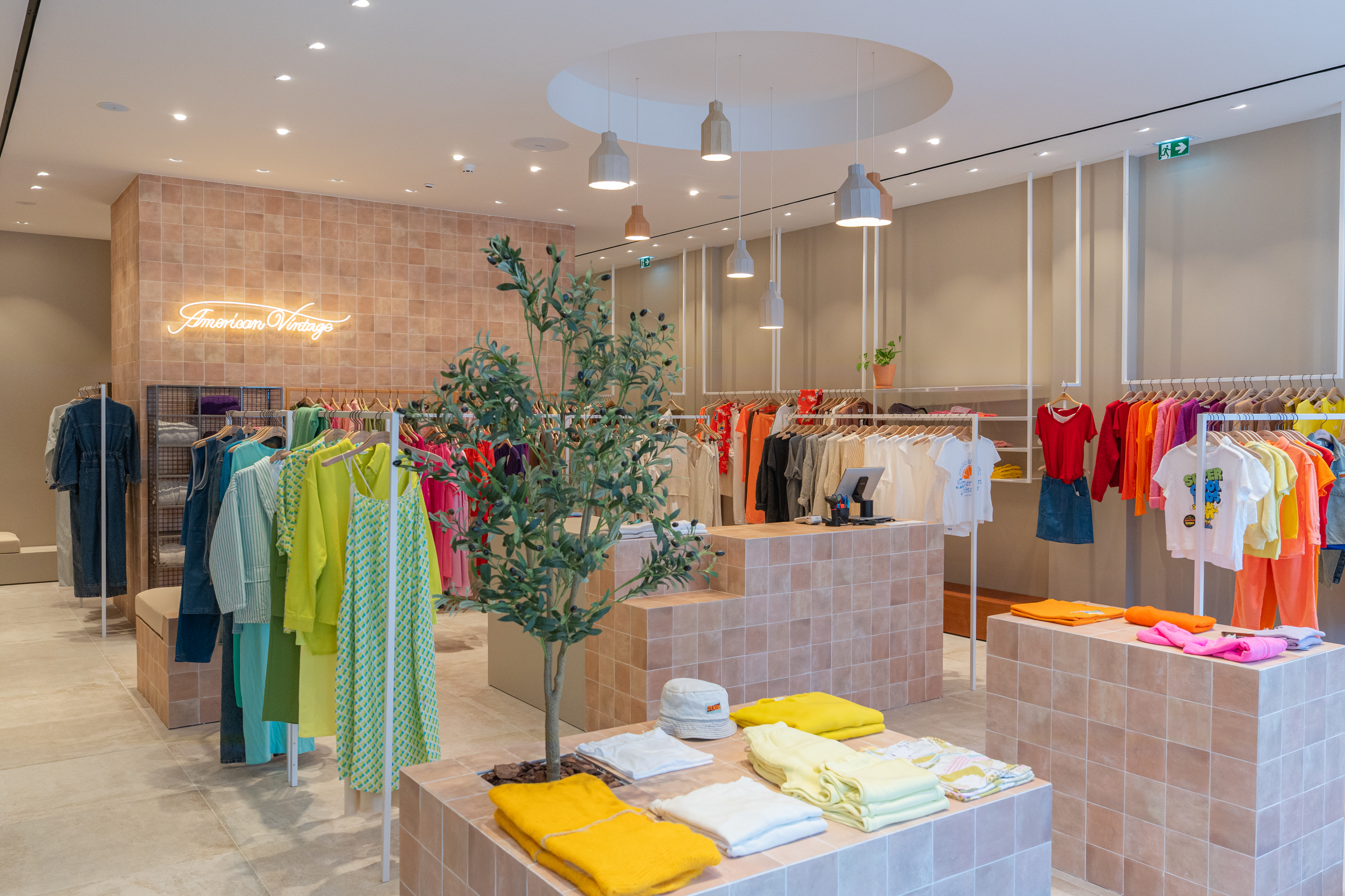 Moda a preços mais baixos. American Vintage abre primeira loja outlet na Grande Lisboa