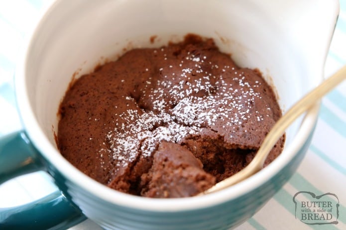 Este bolo de chocolate na caneca só tem 100 calorias e faz-se num minuto