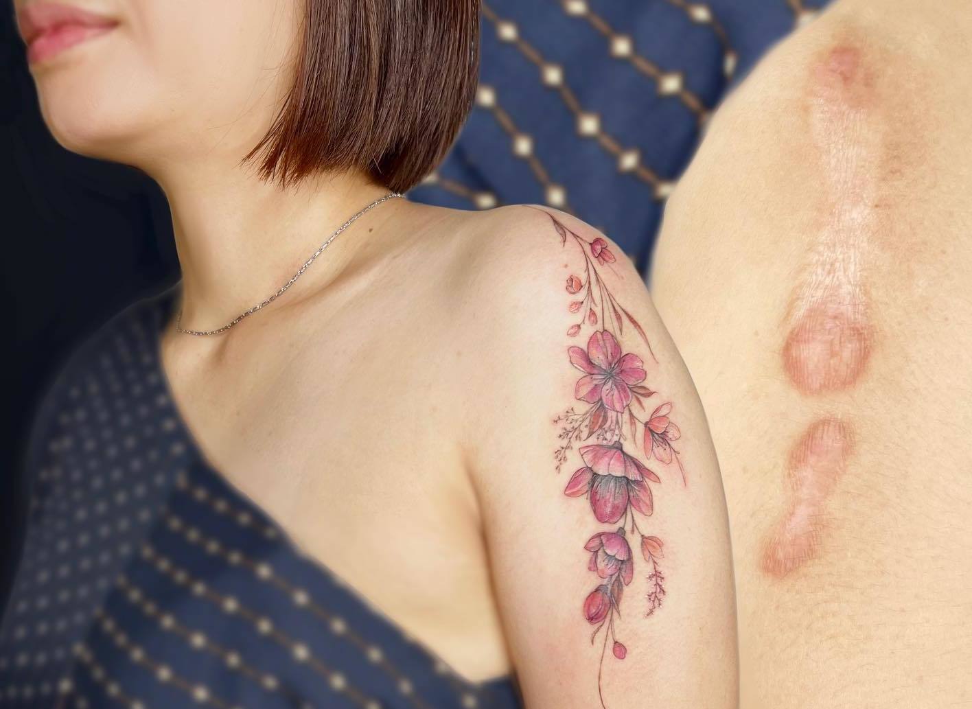Esta tatuadora dá nova vida às cicatrizes, transformando-as em obras de arte. Veja as fotos impressionantes