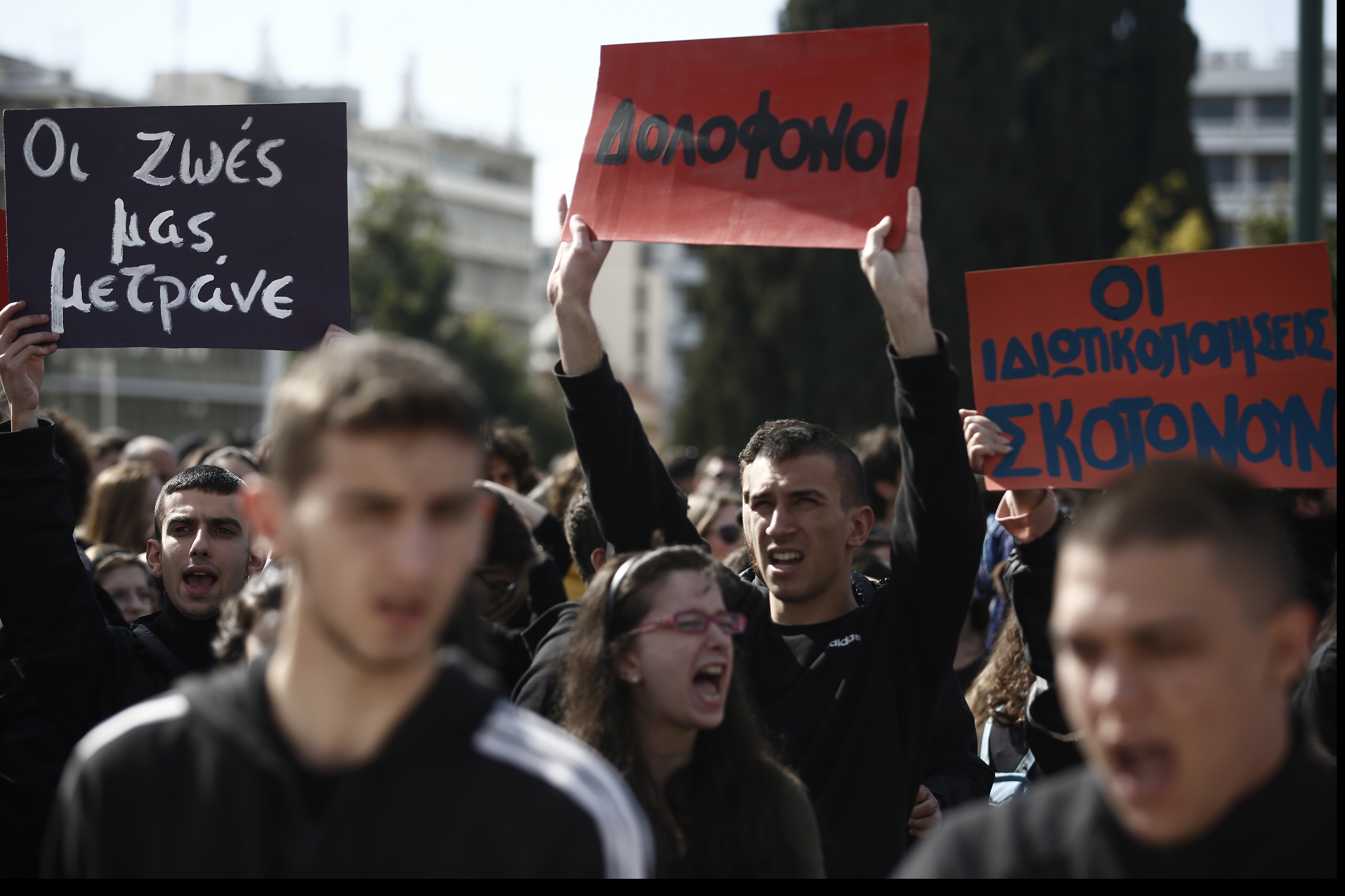 Mais de 15 mil pessoas protestam na Grécia após acidente mortal de comboio