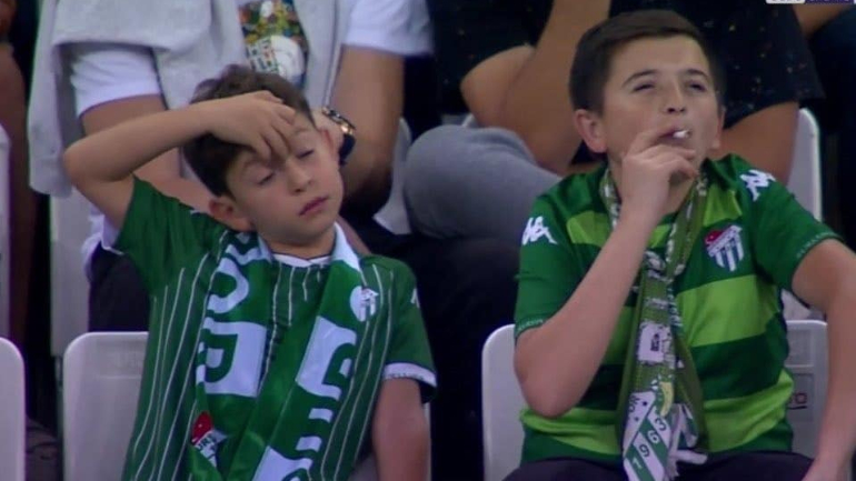 Criança apanhada a fumar em jogo de futebol era afinal adulto de 36 anos