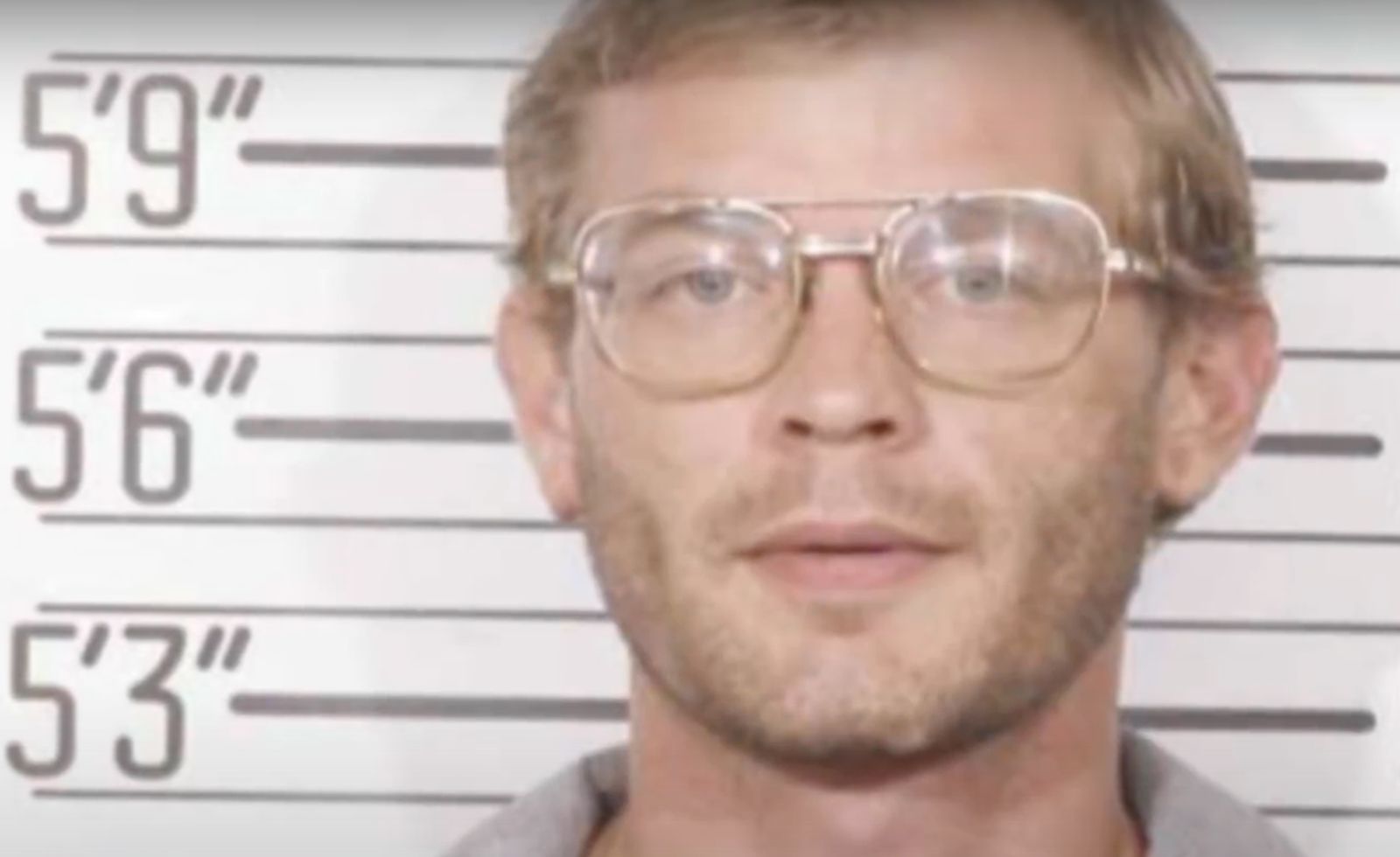 Matou 17 homens e comeu a carne das vítimas. Jeffrey Dahmer é o protagonista do episódio de estreia de nova série de crime