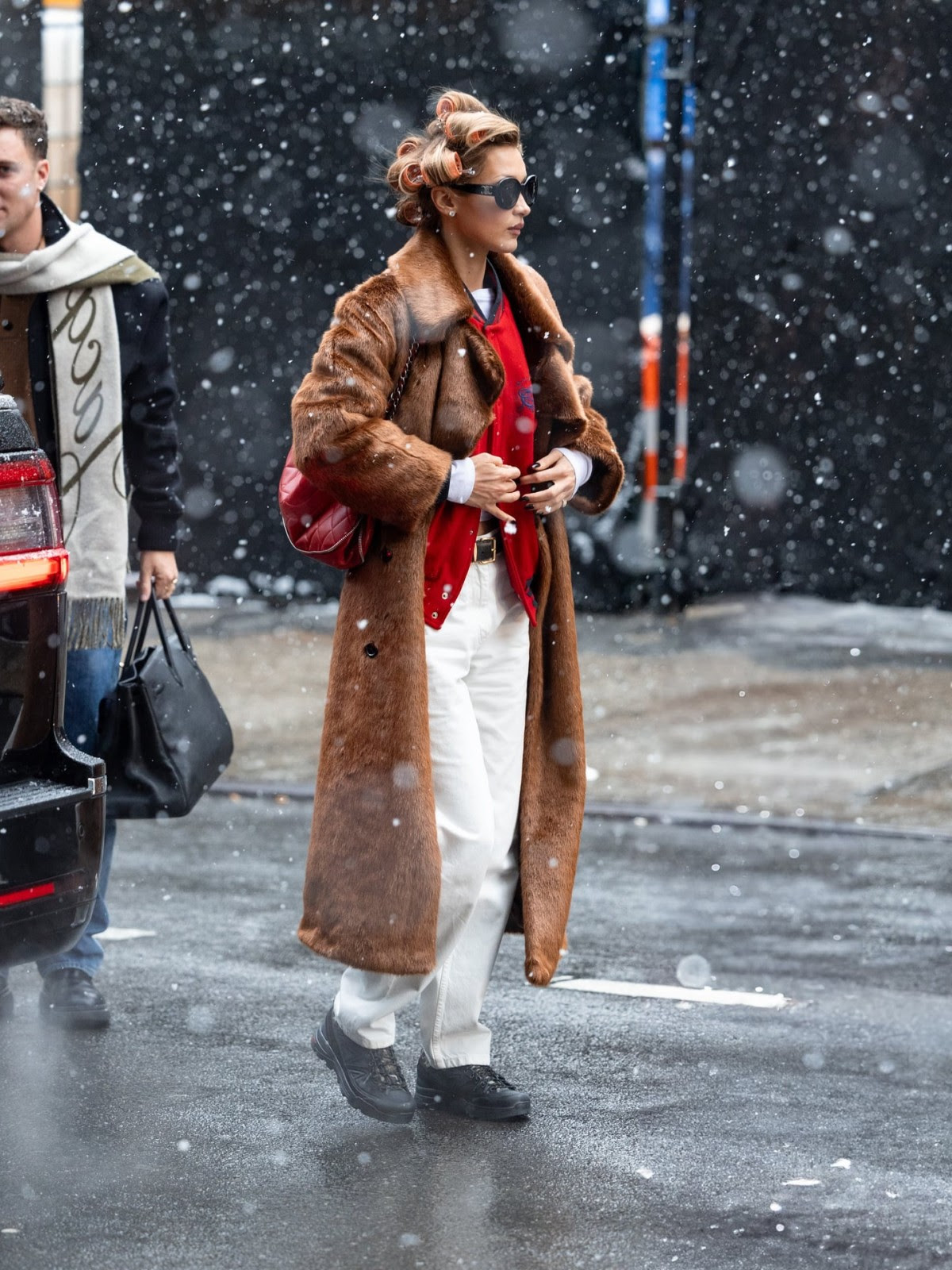 Este casaco de pelo de Bella Hadid custa menos de 90€ (e está a arrasar nas redes). Veja onde comprar