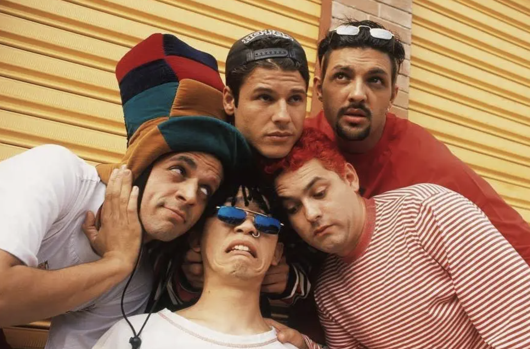 Corpos dos membros dos Mamonas Assassinas exumados ao fim de 30 anos. Cinzas vão dar lugar a árvores