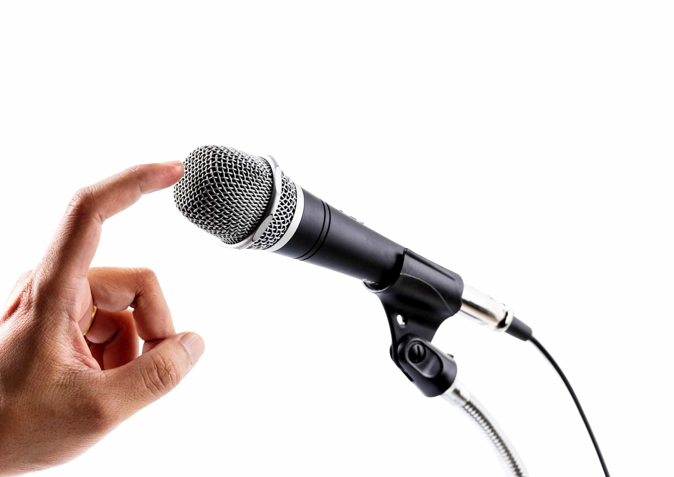 Почему шипит микрофон